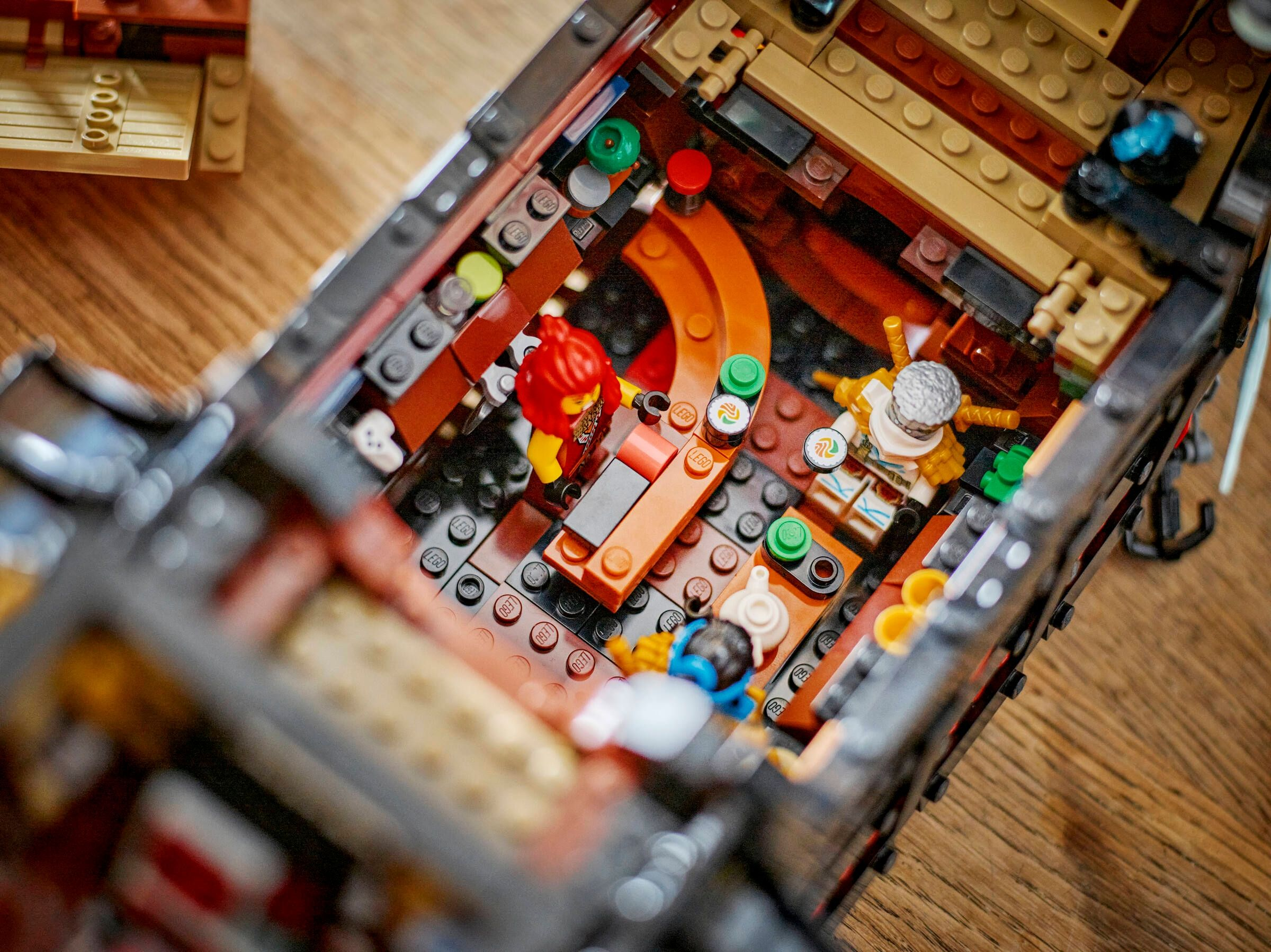 Bunte Lego-Figuren und Bausteine auf einer Holzoberfläche.