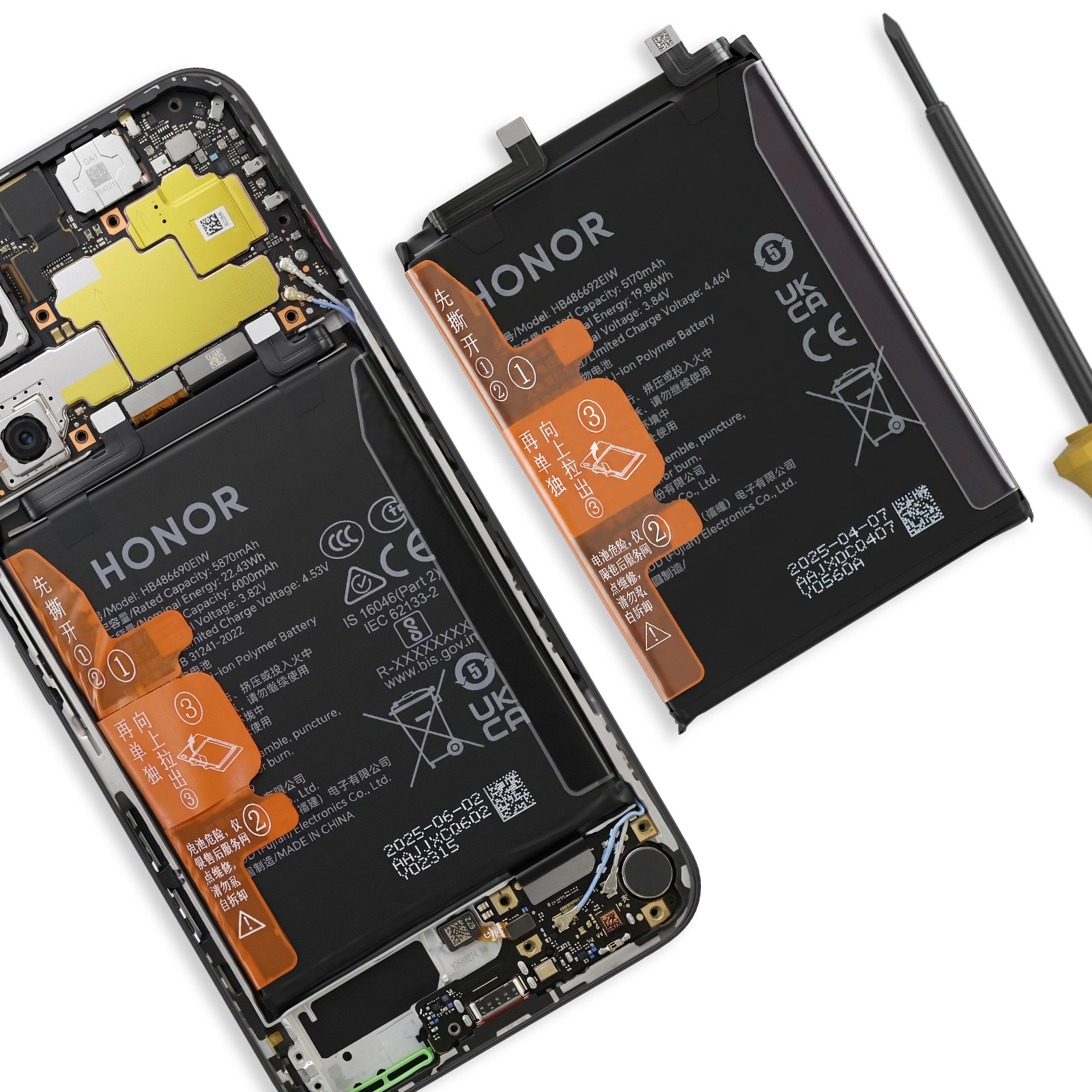 Una batería de smartphone yace junto al teléfono abierto. Se ve un destornillador.