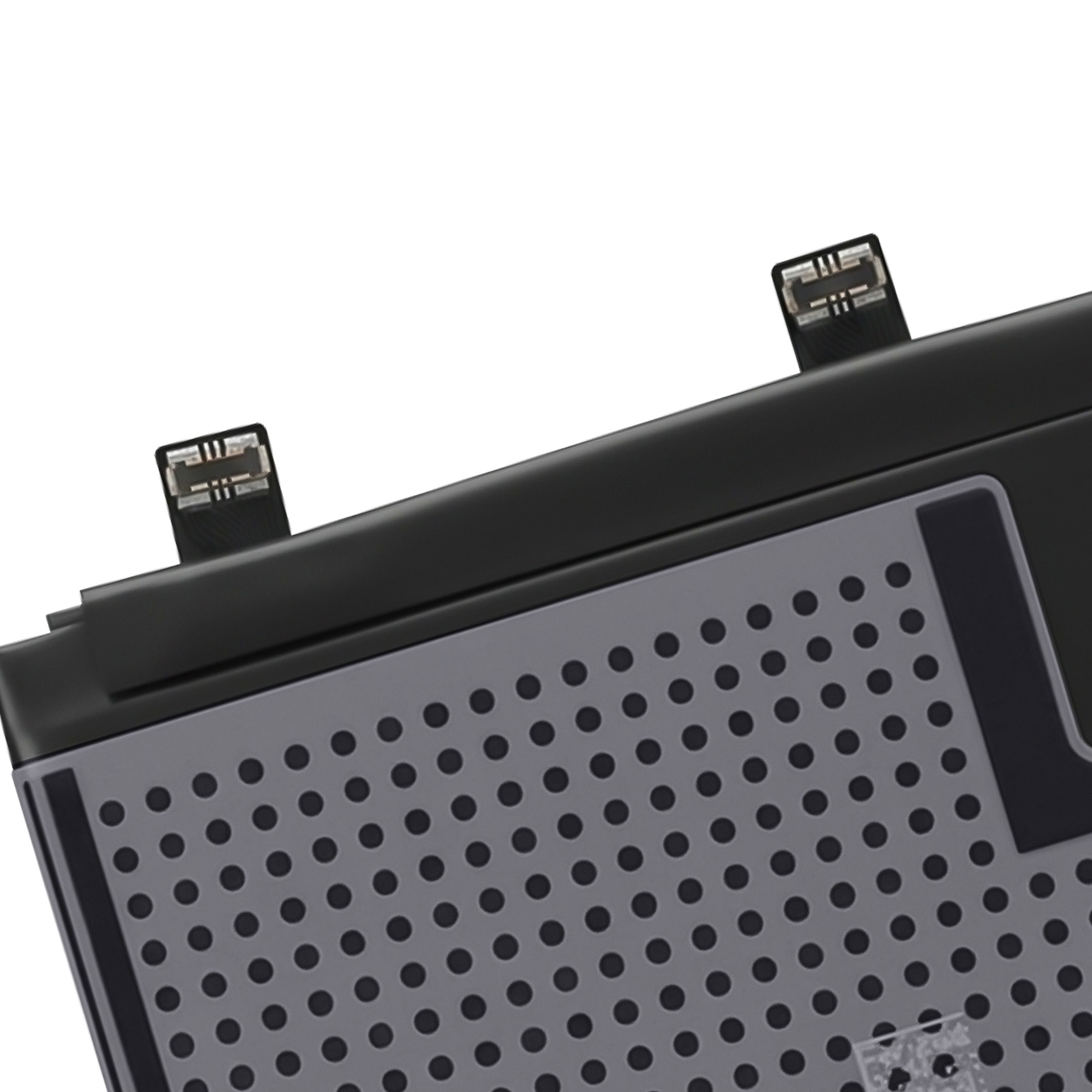 Primer plano de un dispositivo negro con dos conectores pequeños arriba.