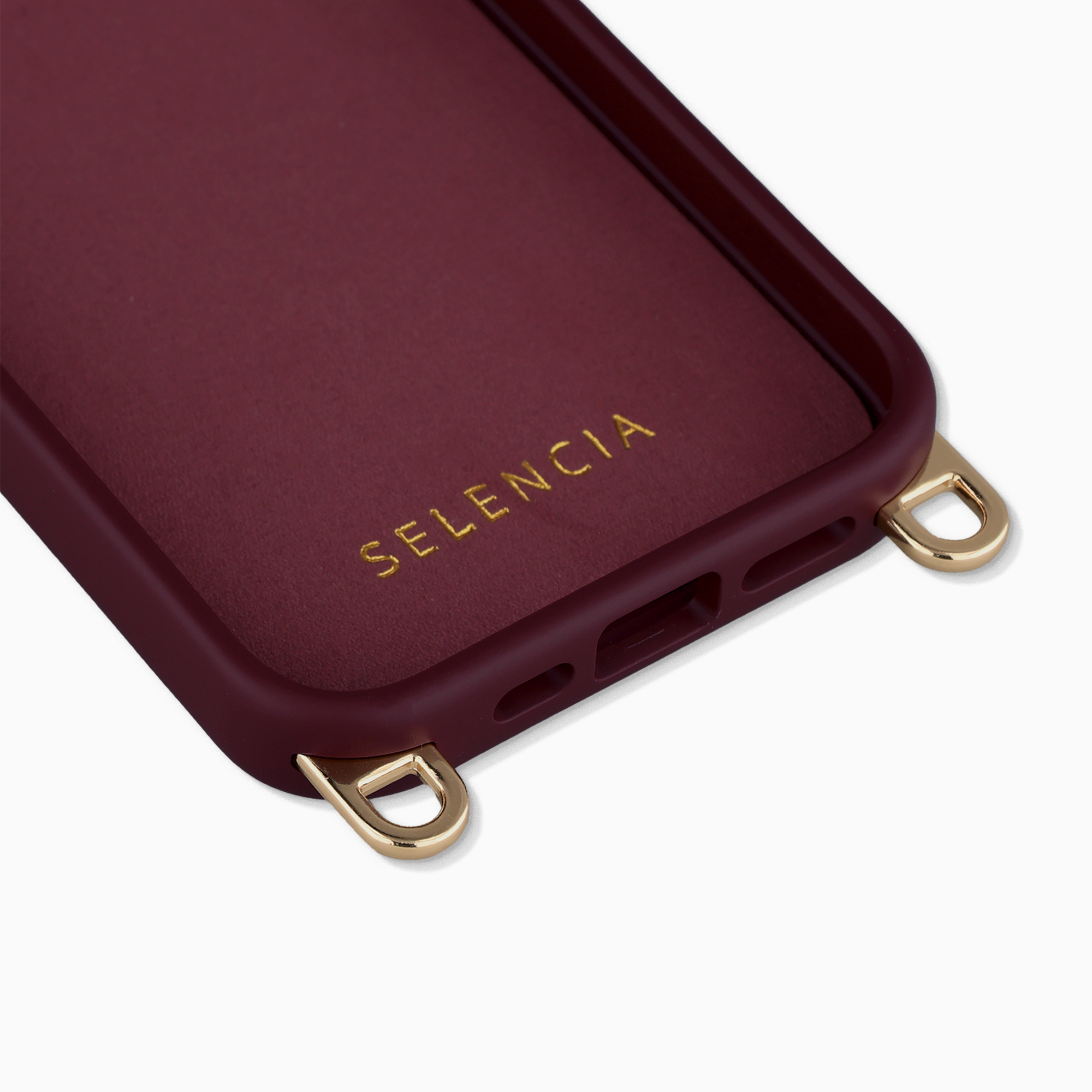 Coque de téléphone bordeaux avec inscription dorée et œillets.