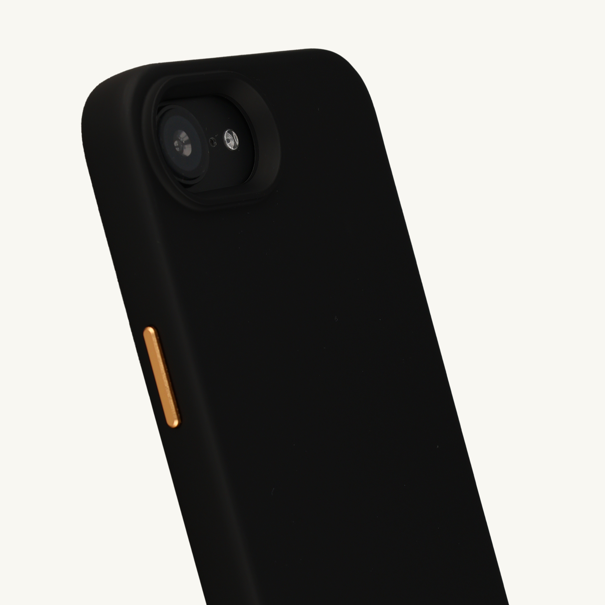 Coque de téléphone noire avec appareil photo et bouton doré.