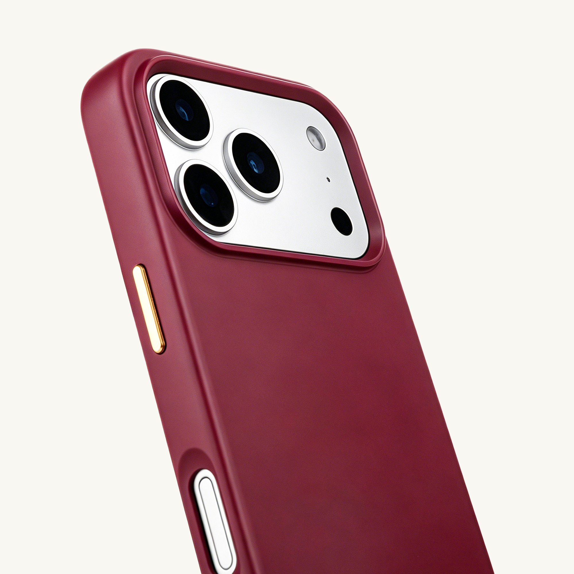 Rode telefoonhoes met zilveren cameramodule en gouden knop.