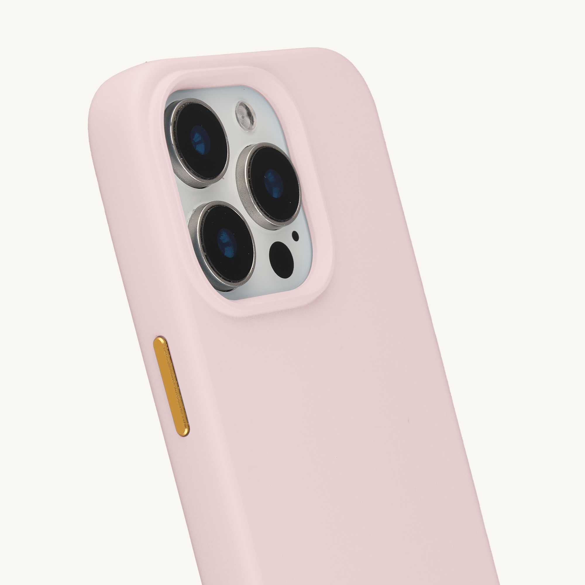 Une coque de téléphone rose pâle avec trois appareils photo et un bouton doré.