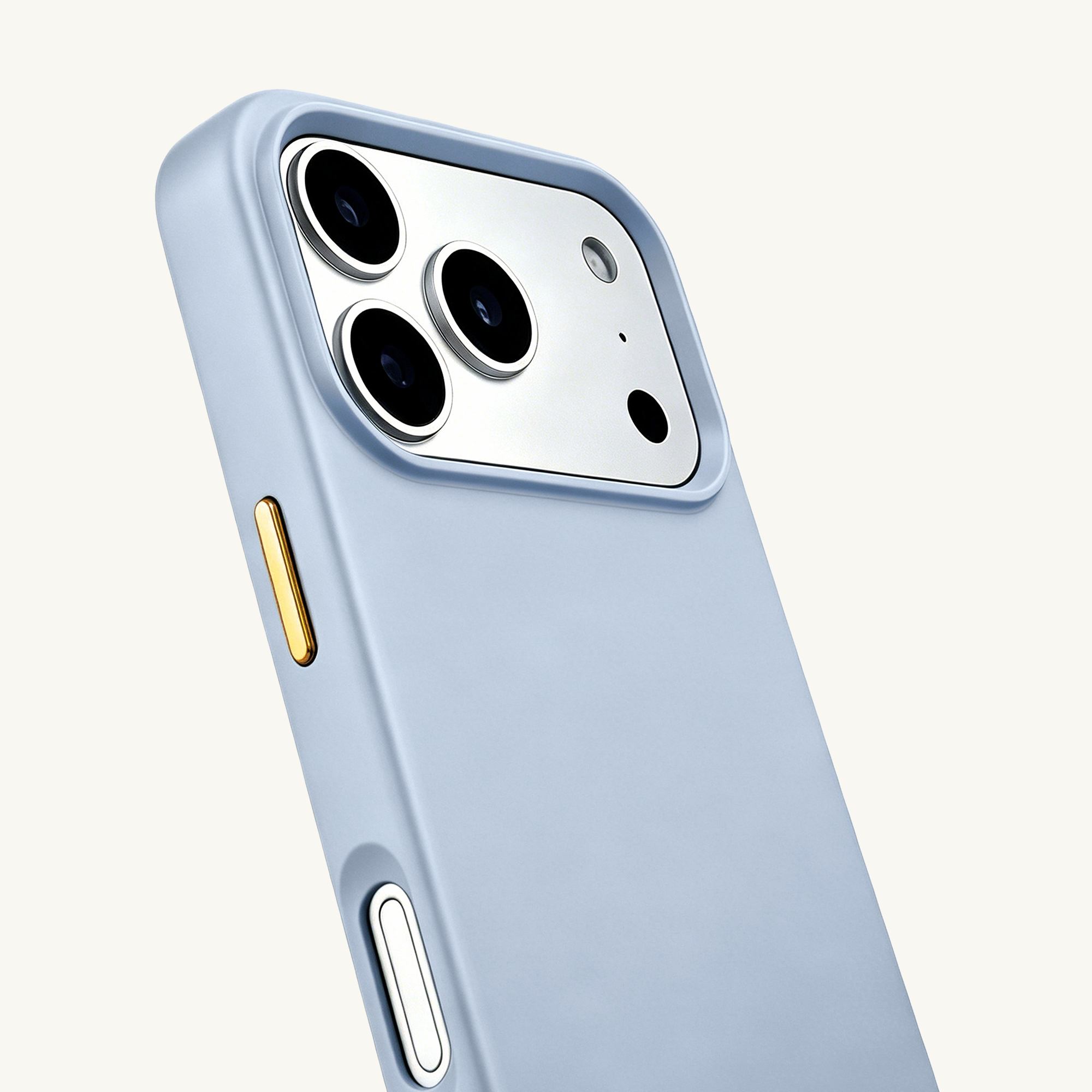Close-up van een lichtblauwe telefoonhoes met drie camera's en een gouden knop.