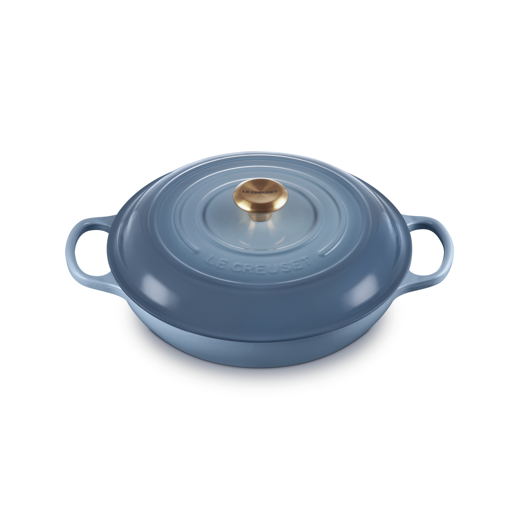 Blaue Auflaufform mit Deckel und goldenem Griff.