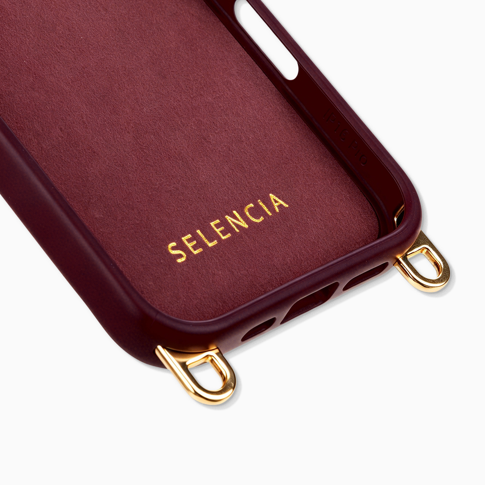 Una funda de teléfono burdeos con herrajes dorados y el logo SELENCIA.