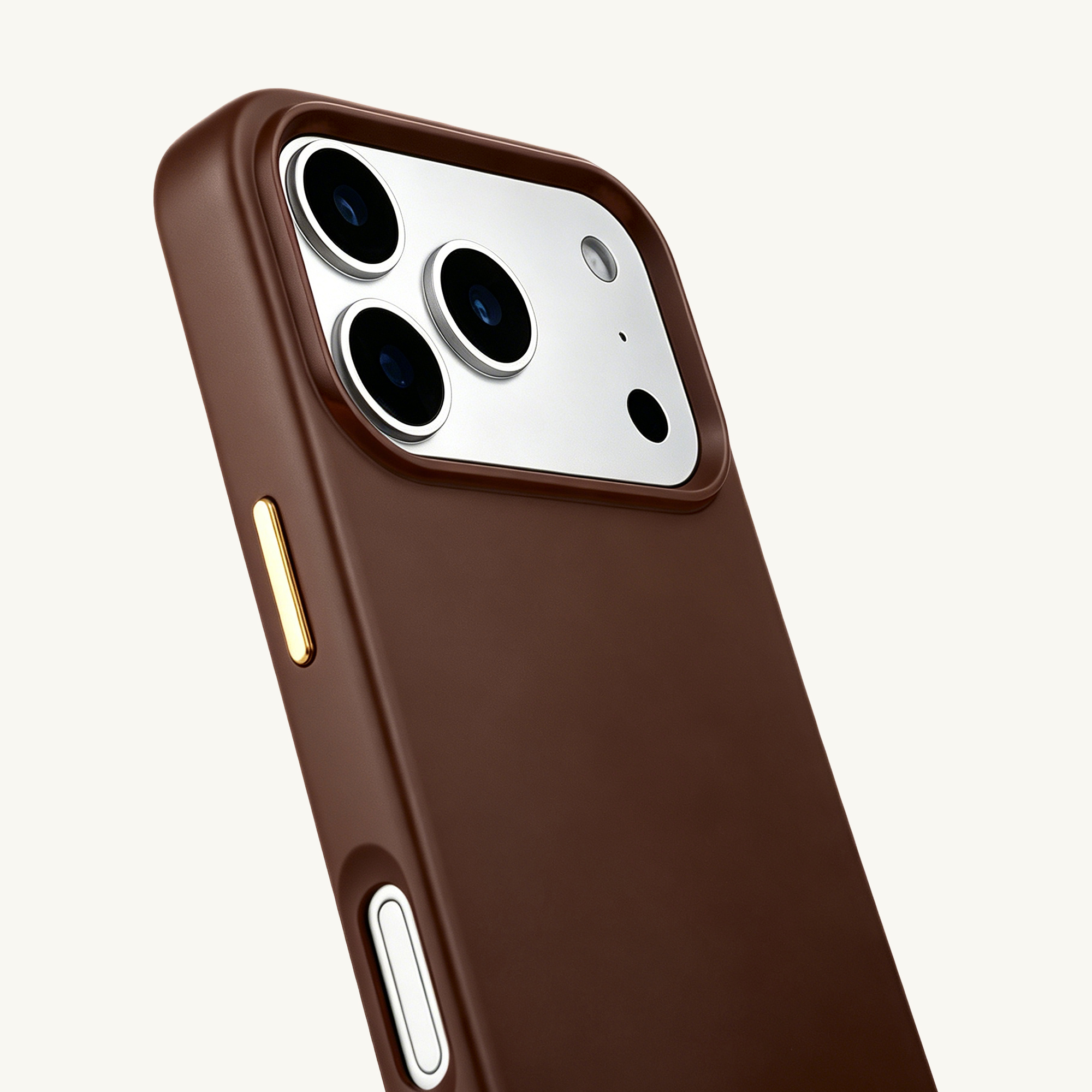 Bruine telefoonhoes met zilveren cameramodule en gouden knoppen.