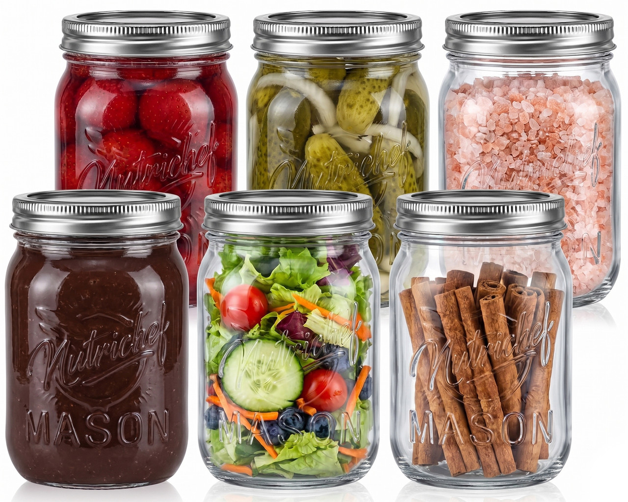 Sechs Einmachgläser gefüllt mit Erdbeeren, Gurken, Salz, dunkler Soße, Salat und Zimtstangen.