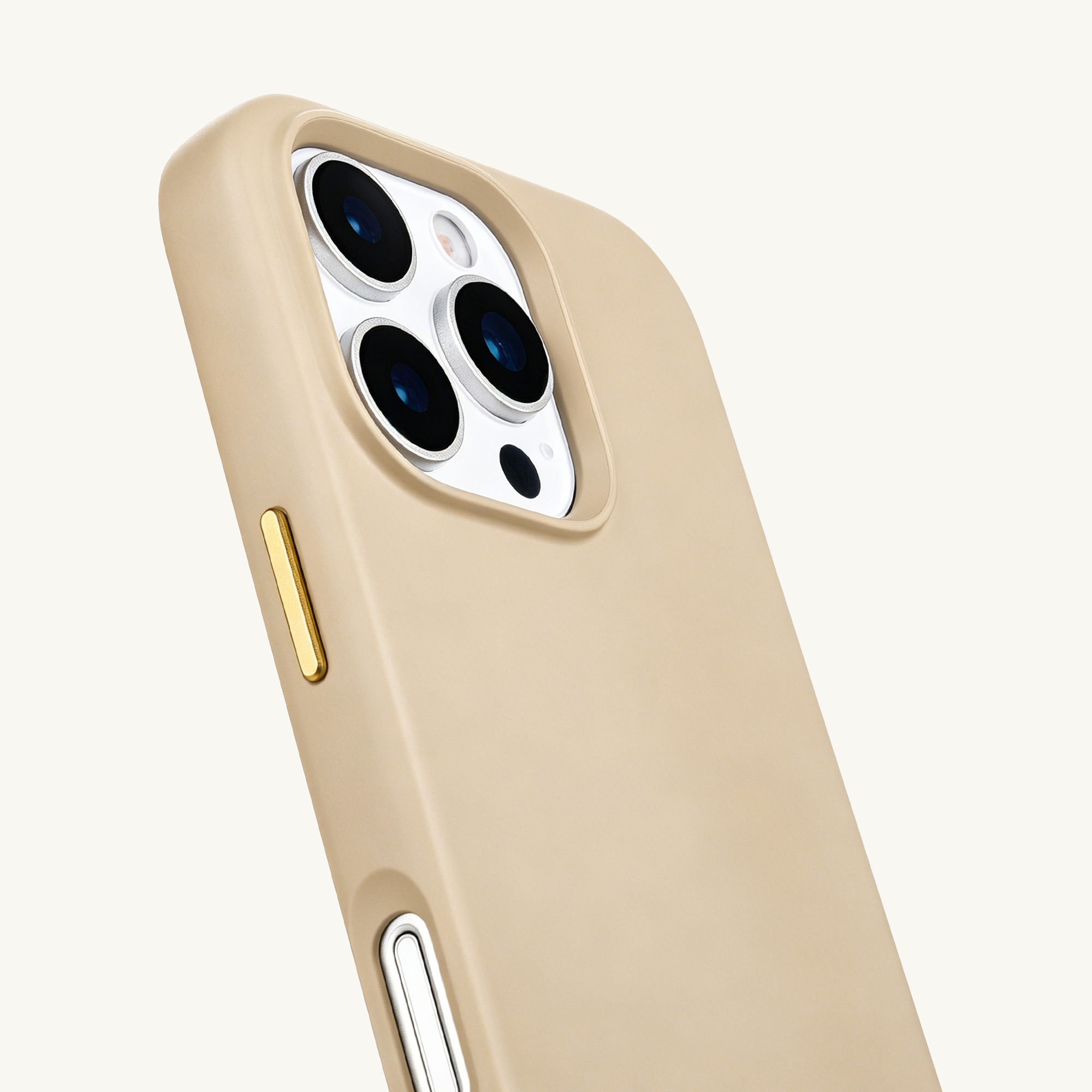 Una funda de teléfono marrón claro con cámara triple y botón dorado.