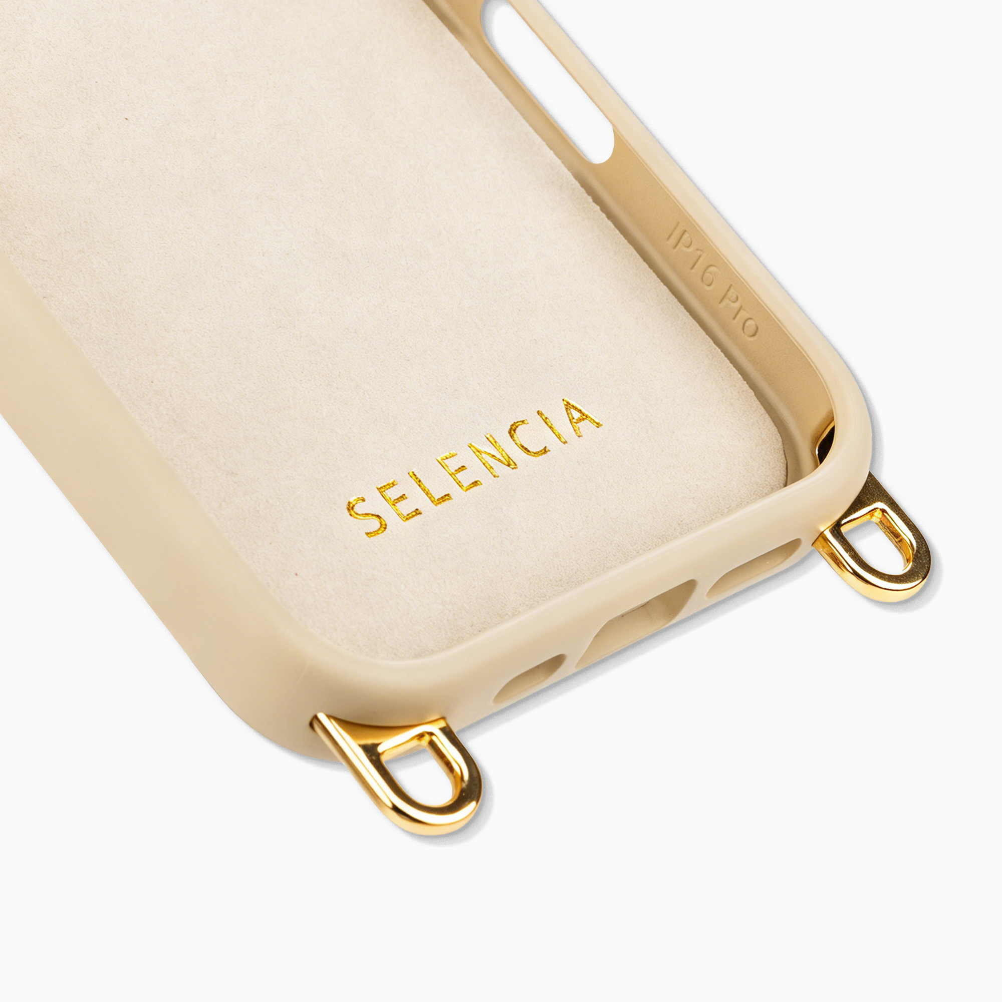 Una funda de teléfono beige con logo SELENCIA dorado y anillas para correa doradas. Texto IP16 PRO.