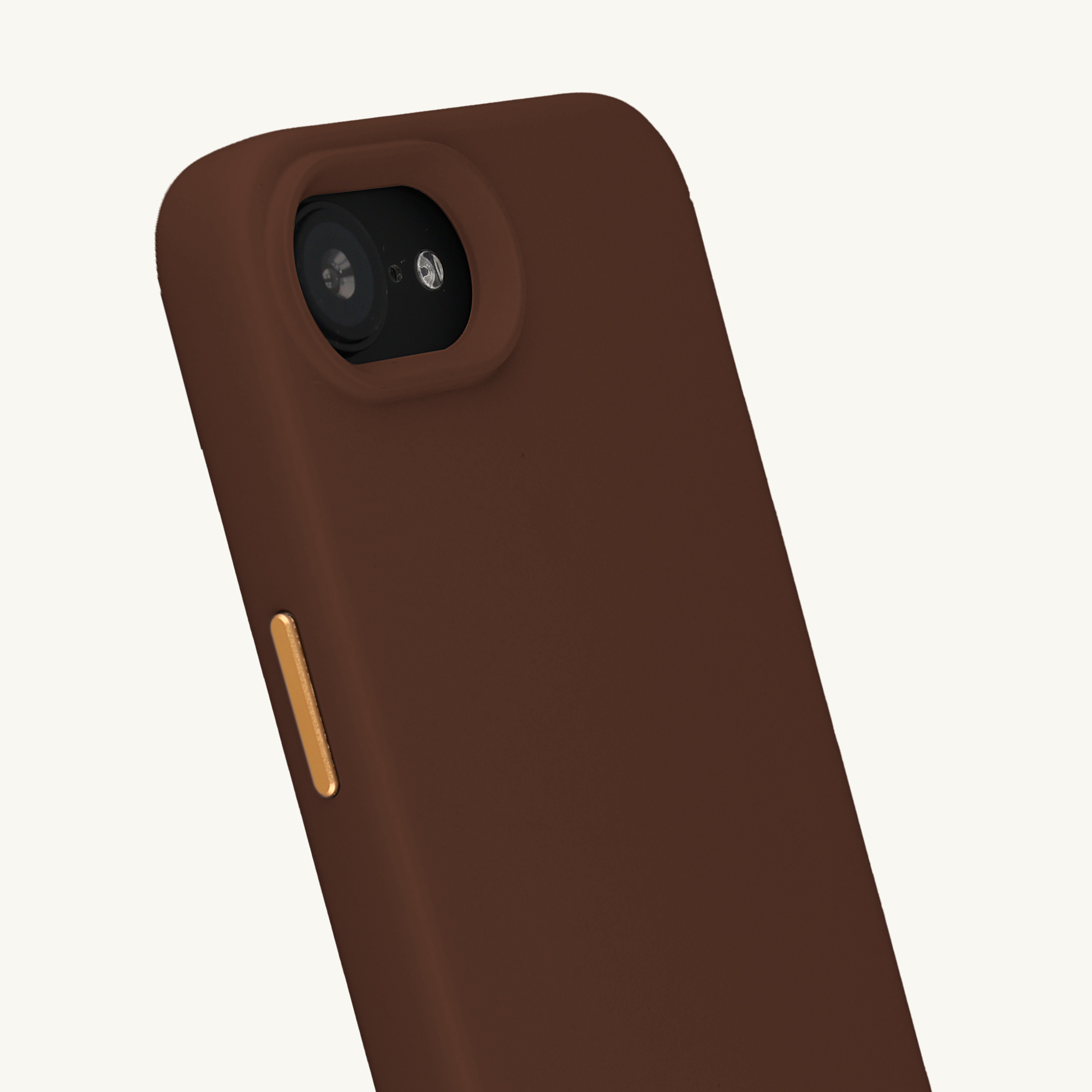 Gros plan d'une coque de téléphone marron montrant la caméra et un bouton doré.