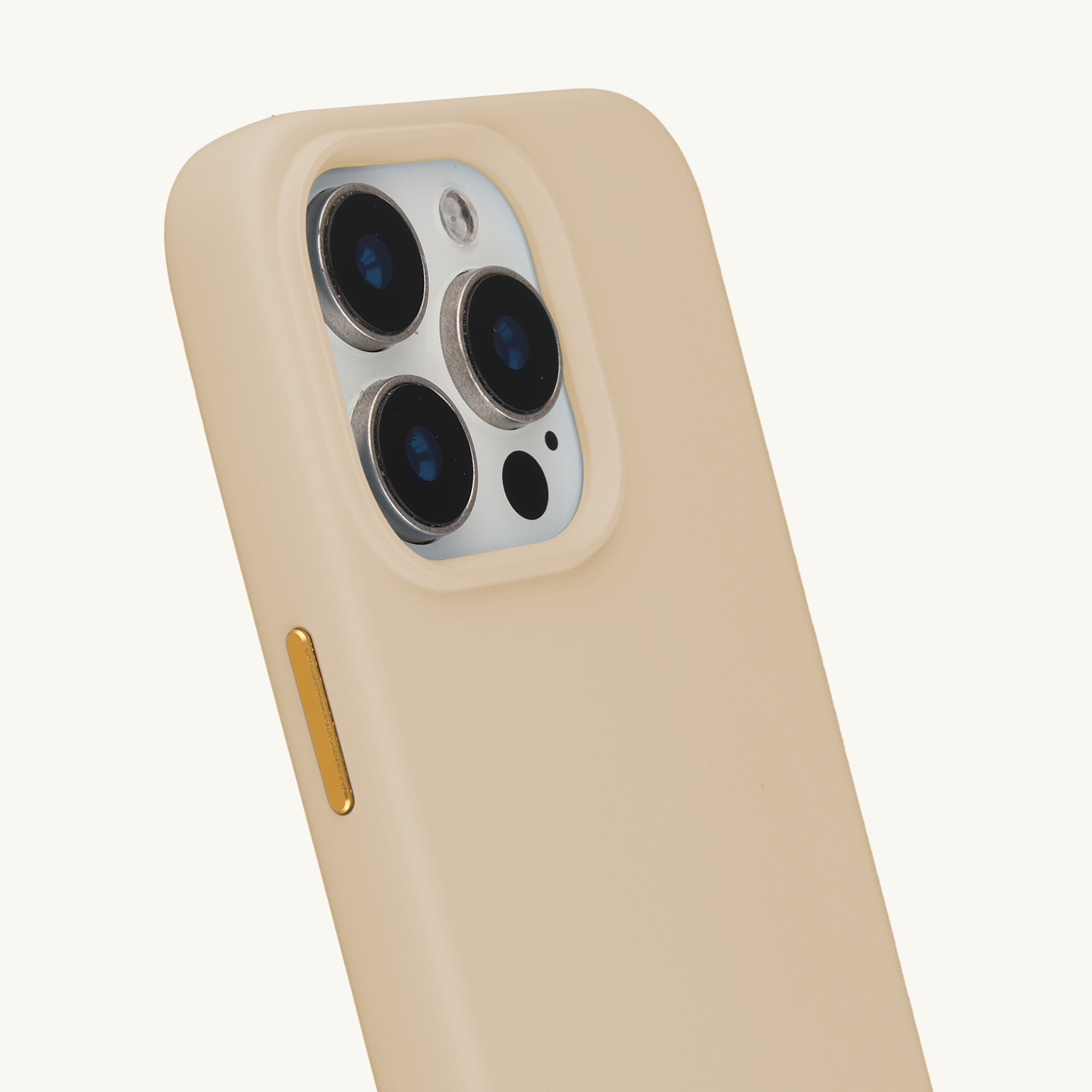 Une coque beige avec objectif de caméra et flash sur fond blanc.