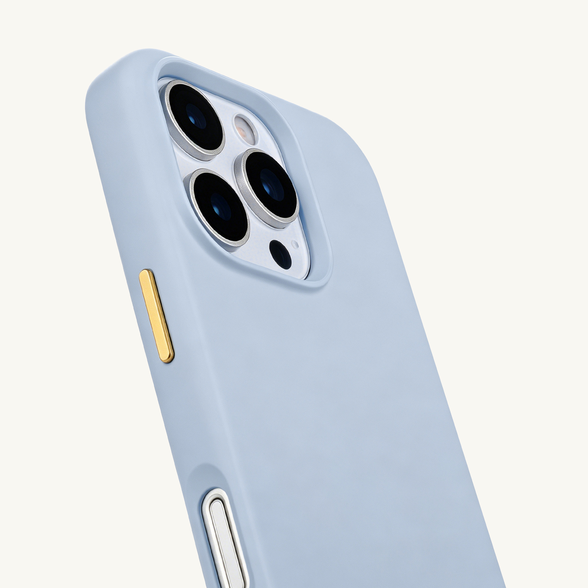 Una funda de teléfono azul claro con triple cámara y botón dorado.