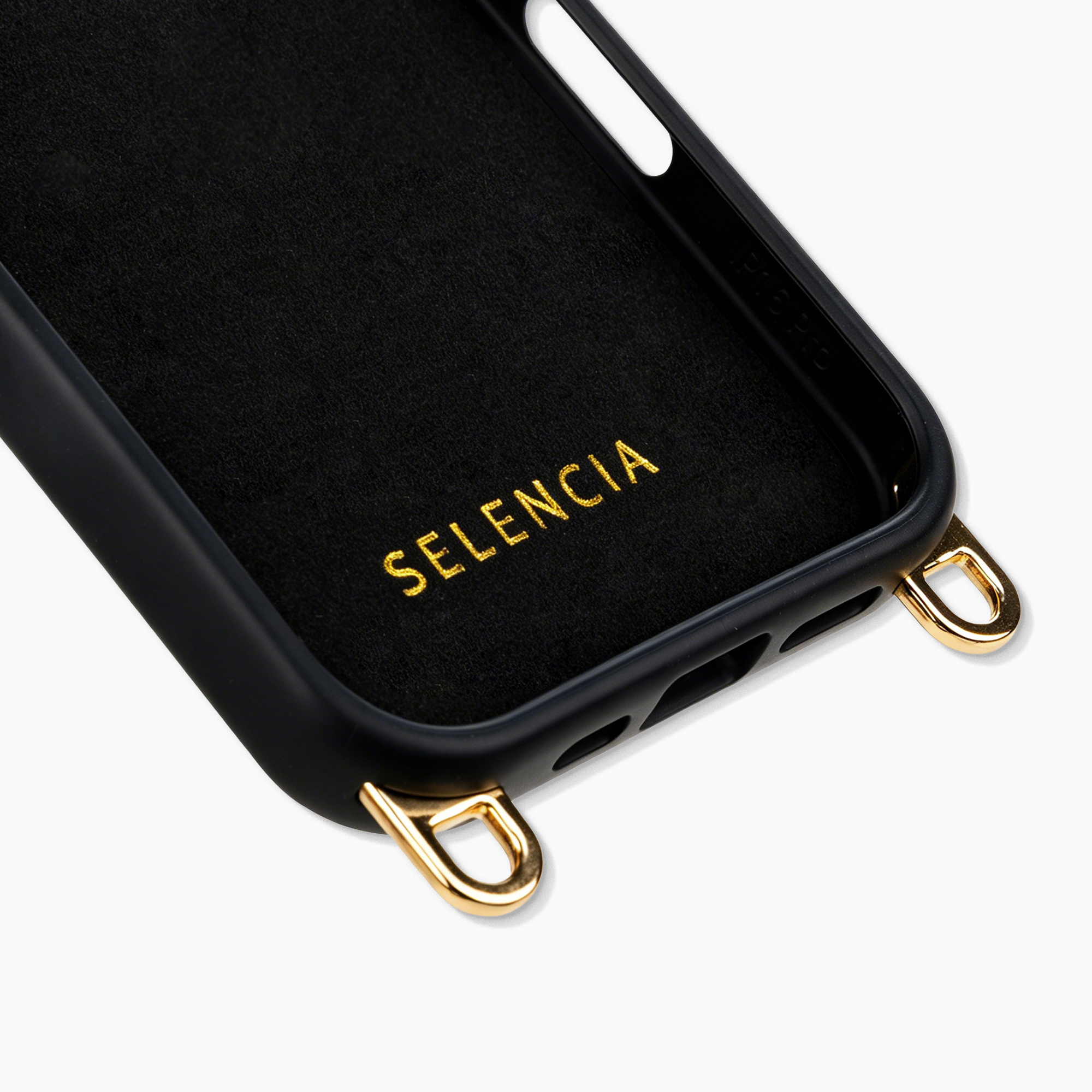 Funda negra para teléfono con bucles dorados y logo SELENCIA.