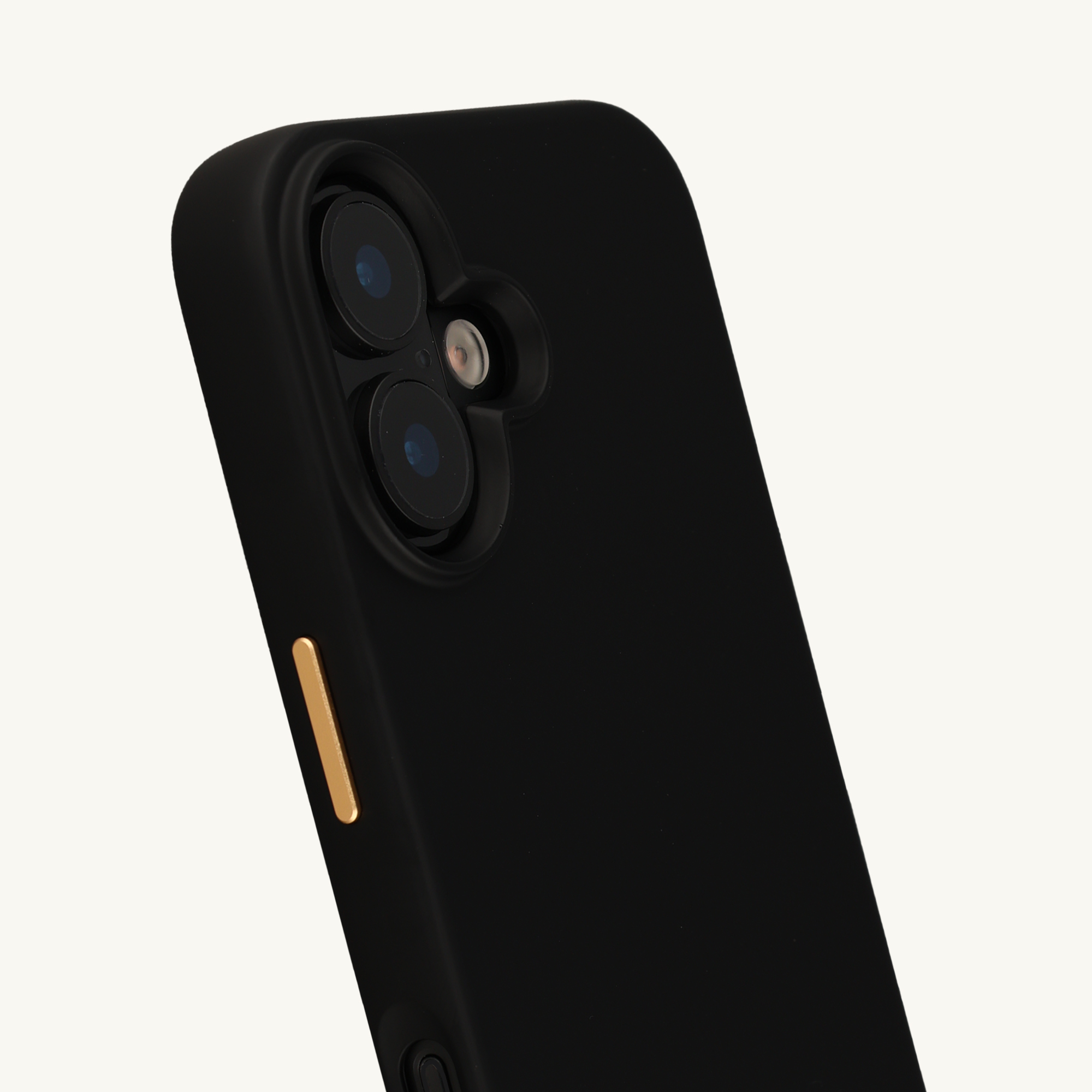 Funda negra para teléfono con módulo de cámara dual y botón lateral dorado.
