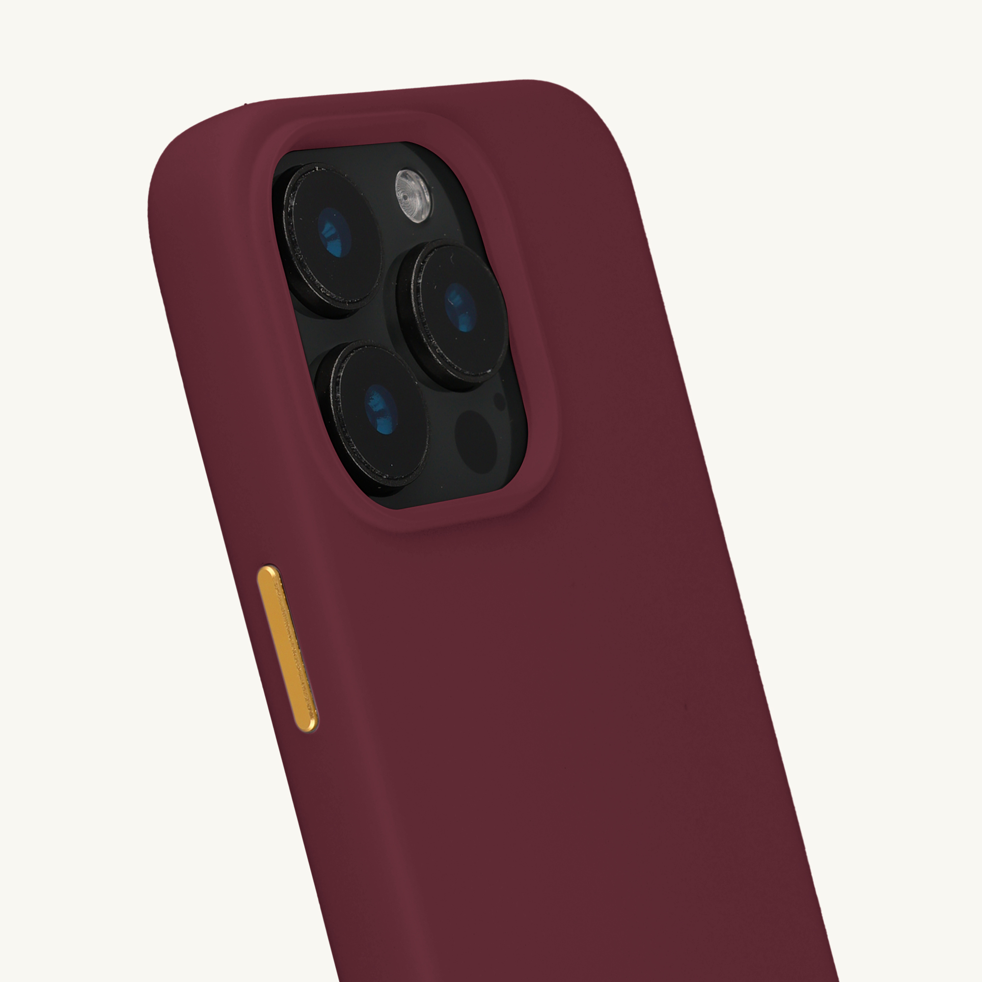 Coque de téléphone rouge avec trois objectifs et un bouton doré.