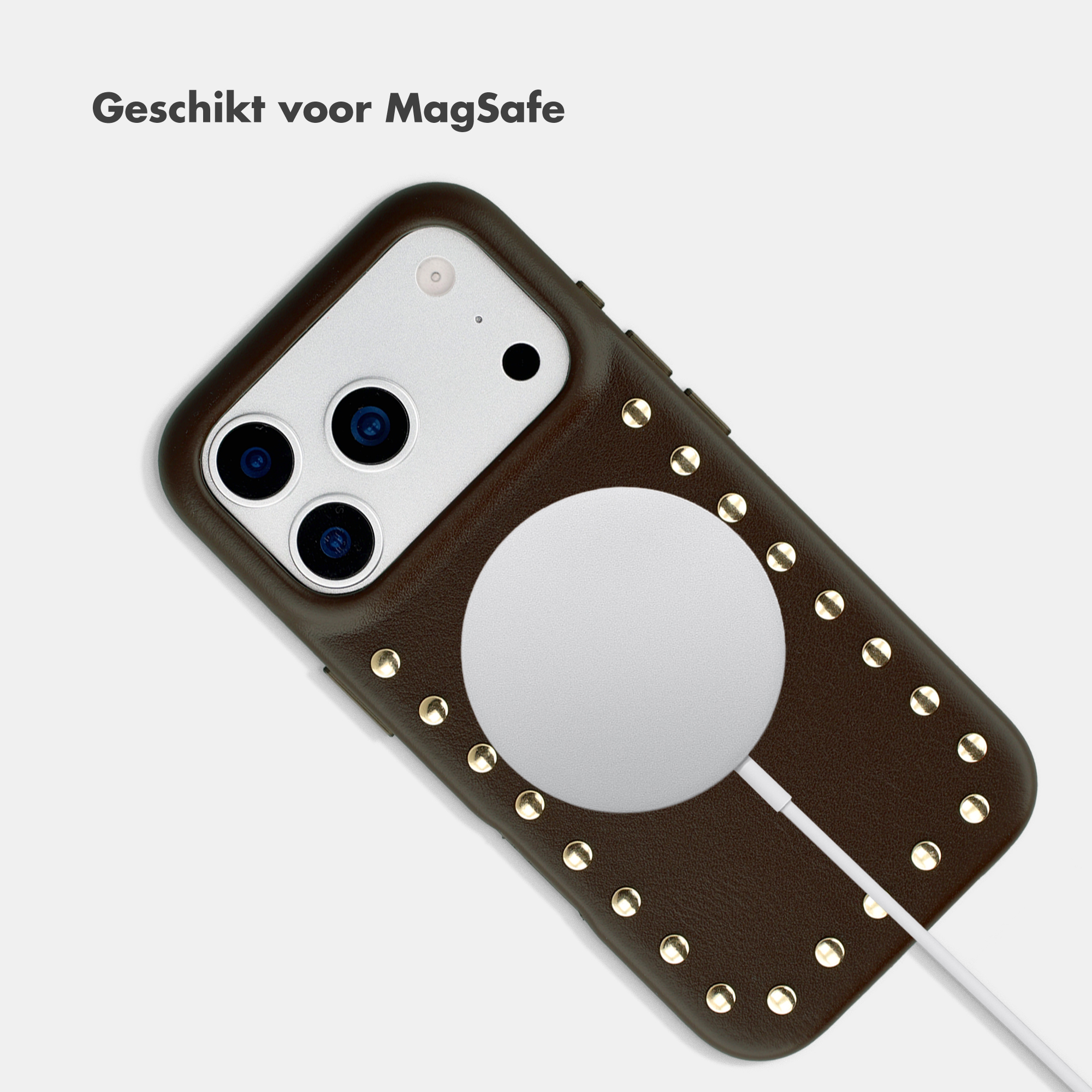 Braune Handyhülle mit Nieten und MagSafe-Ladegerät auf weißem Hintergrund.