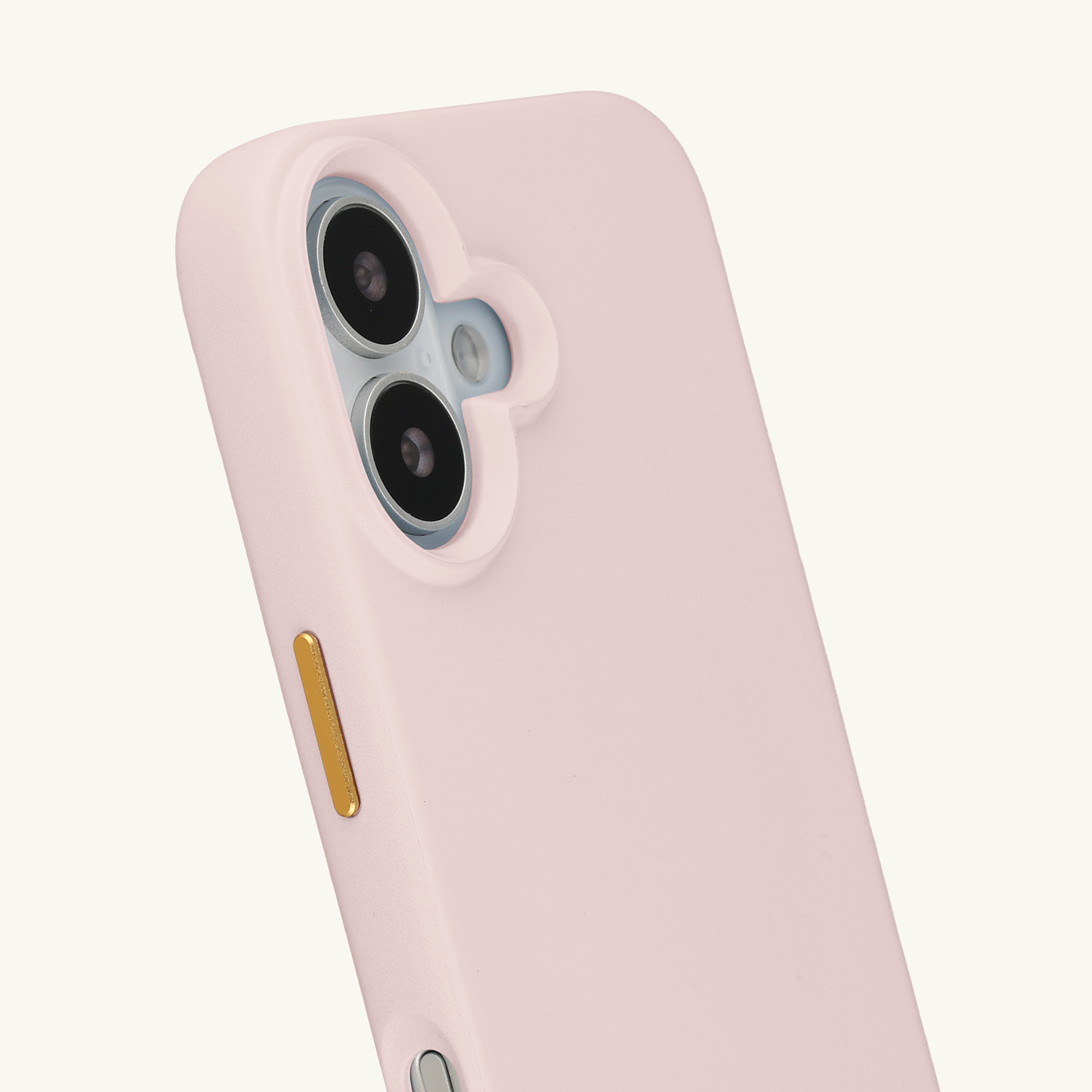Primer plano de una funda de teléfono rosa claro con lentes de cámara y botón dorado.