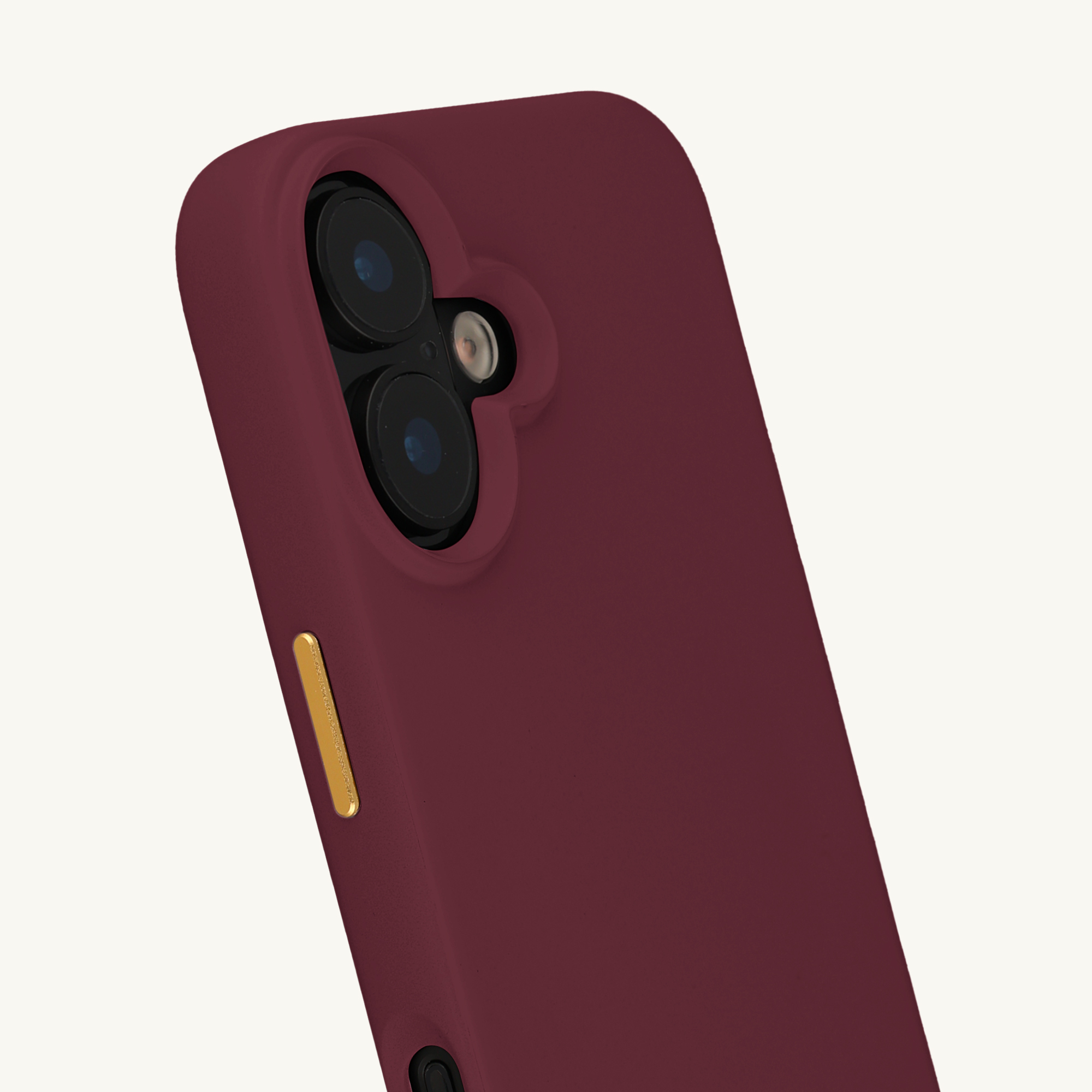 Funda de móvil granate con dos cámaras y detalle dorado.