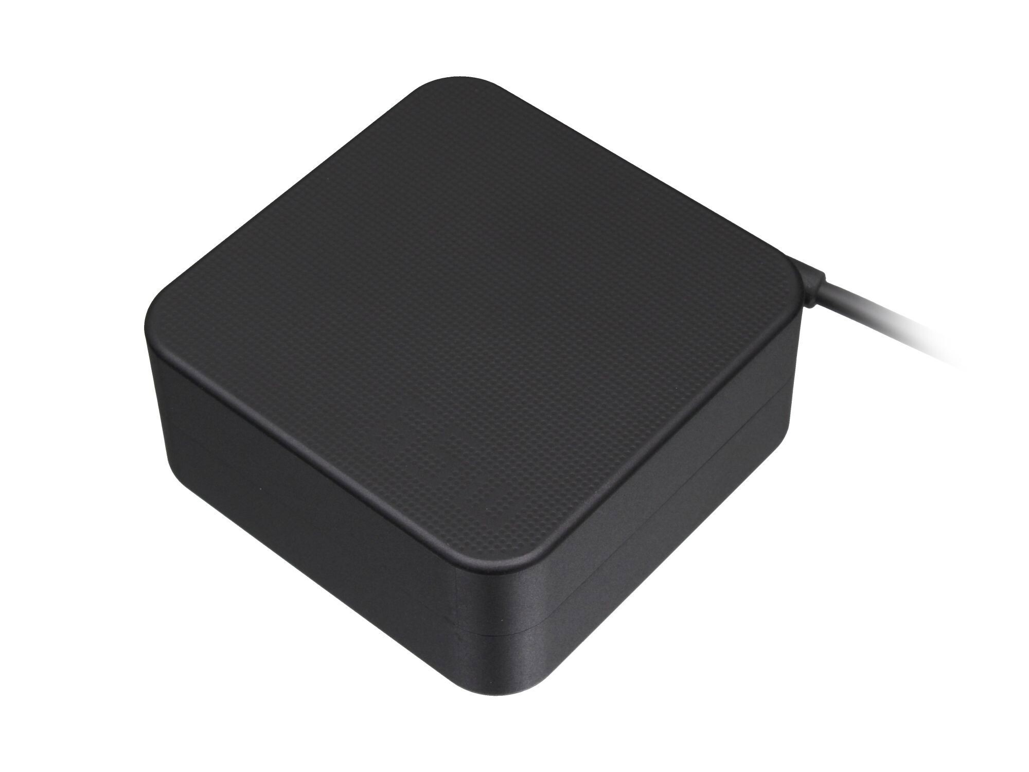 Ein schwarzes, quadratisches Gehäuse mit einem Kabel, das rechts herausragt.