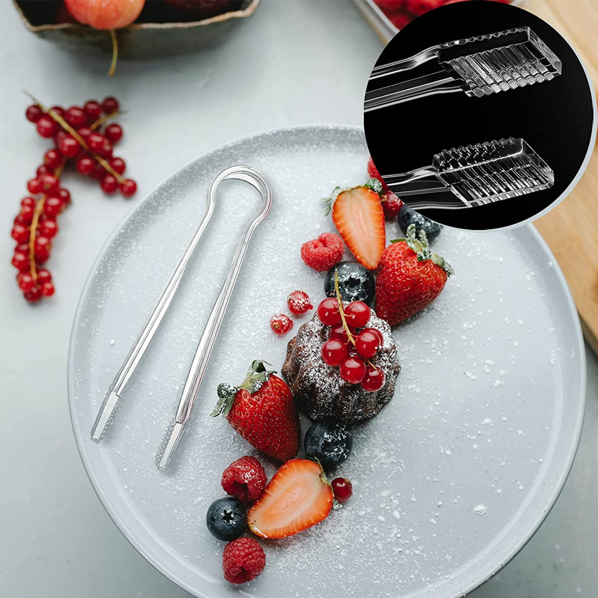 Ein Dessert mit Beeren und Schokokuchen, serviert auf einem Teller mit Zange.