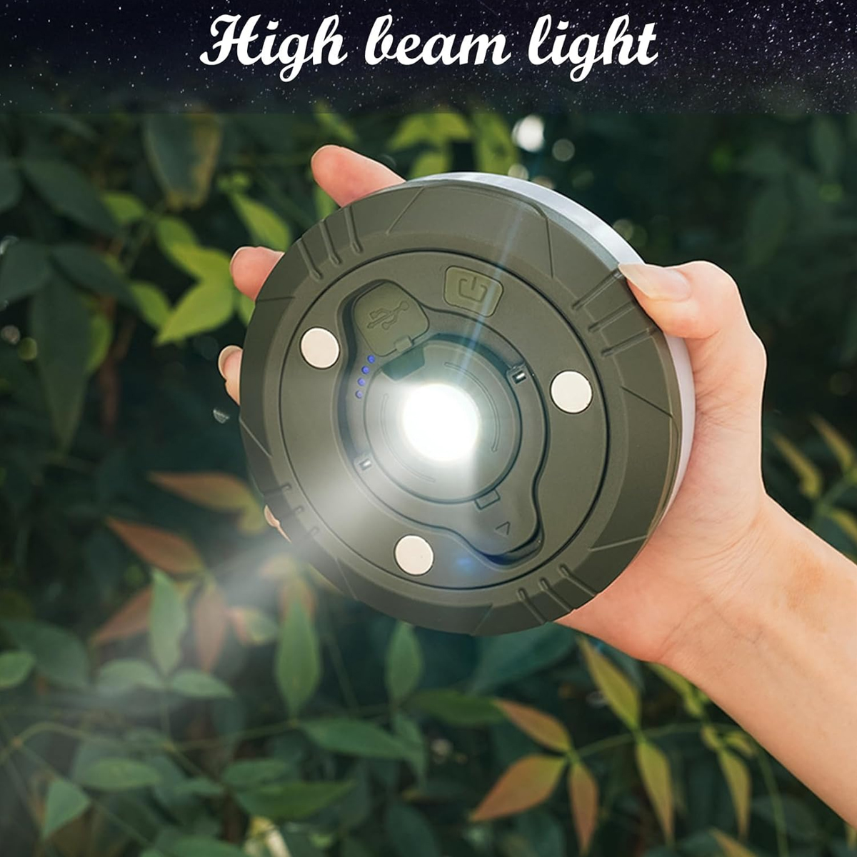 Eine Hand hält eine leuchtende Laterne mit hohem Lichtkegel vor grünem Laub.