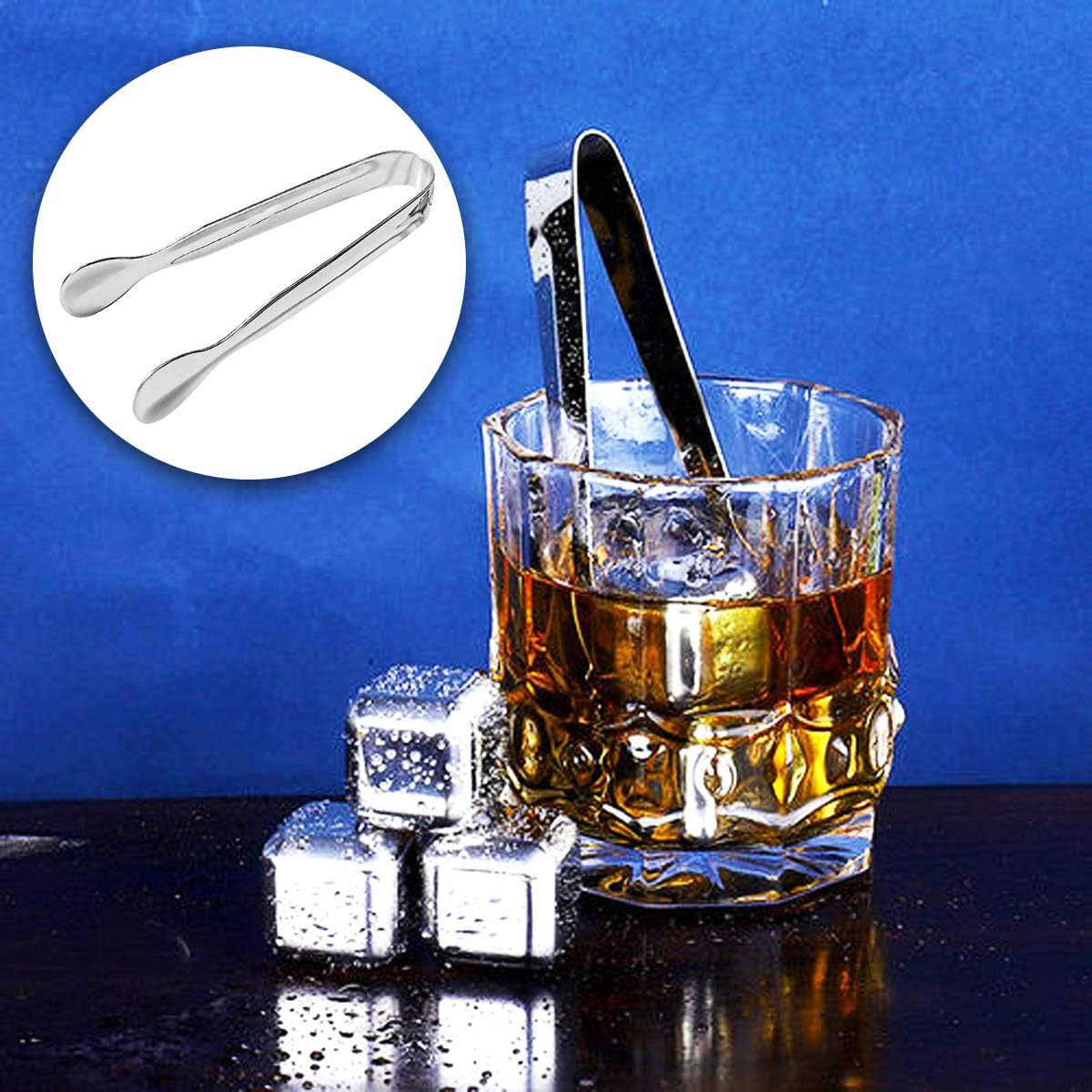 Silberne Zange hält Metall-Eiswürfel in einem Whiskeyglas. Ein weißer Kreis zeigt Zange.