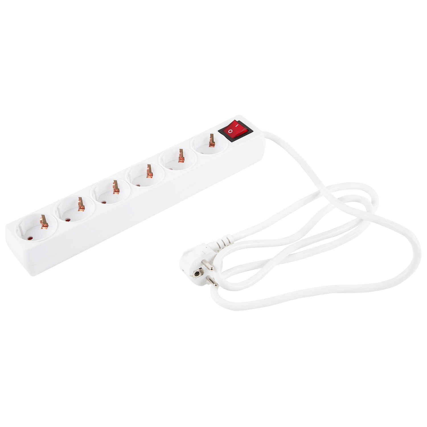 Weiße Steckdosenleiste mit Schalter und Kabel. Fünf Steckplätze sind sichtbar.