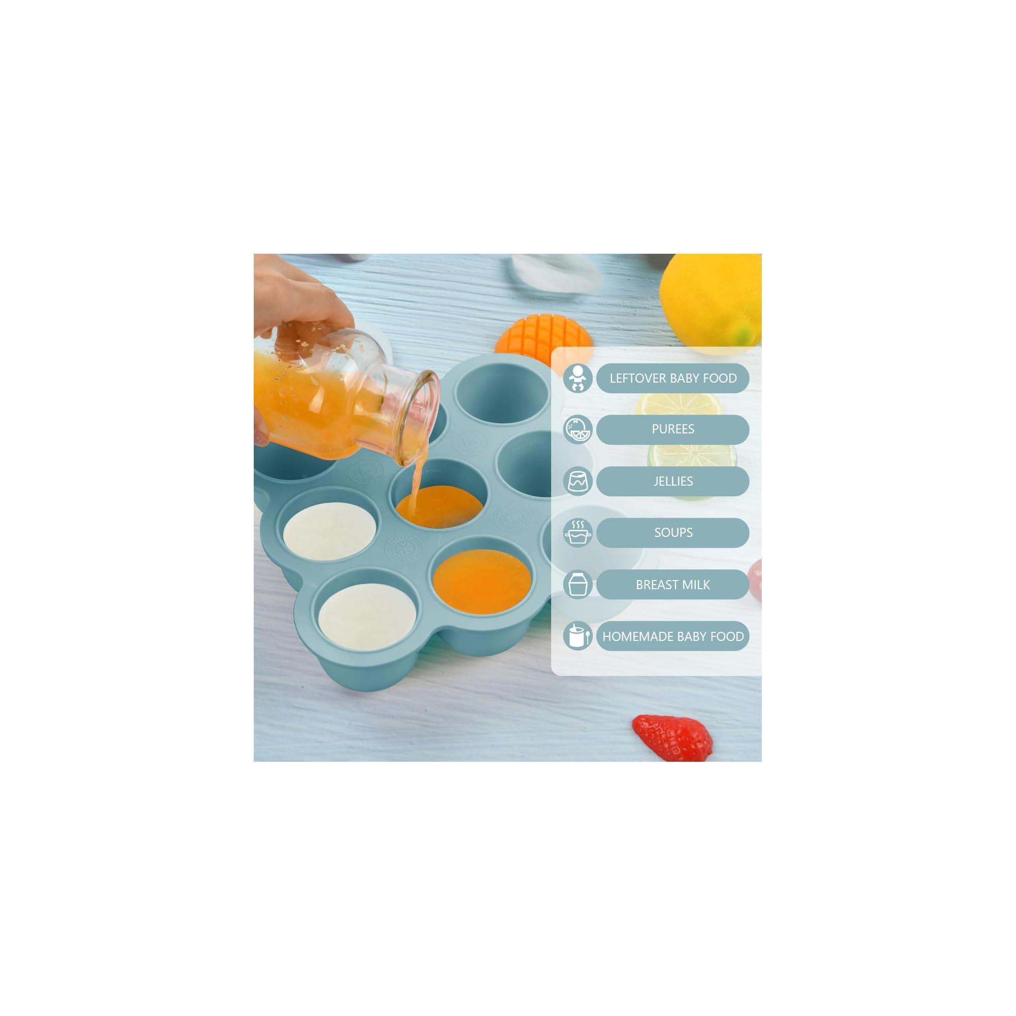 Ein blauer Silikonform-Eiswürfelbehälter wird mit orangefarbener Flüssigkeit gefüllt.
