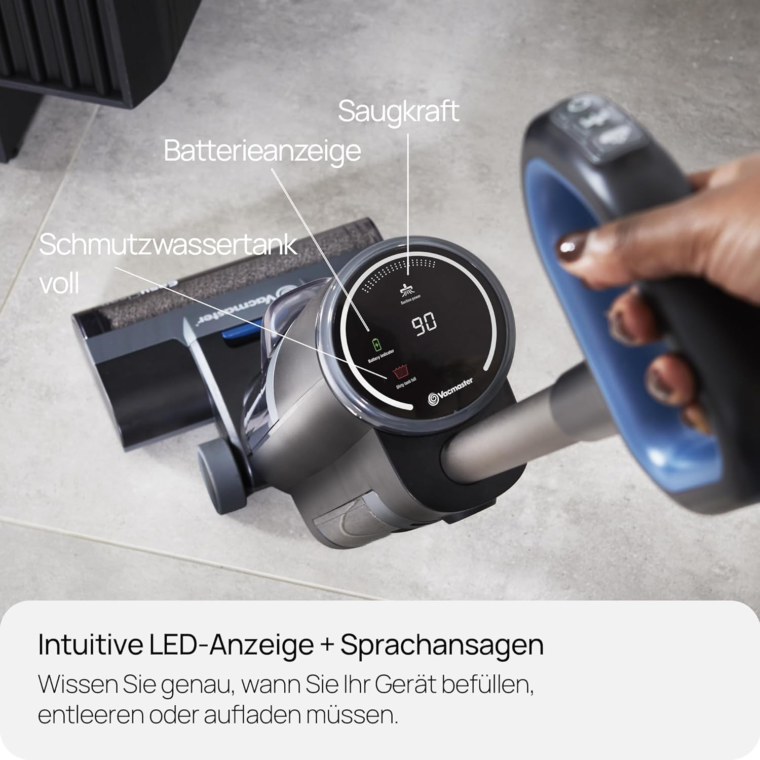 Ein Staubsauger mit LED-Anzeige zeigt Akkustand, Saugkraft und vollen Schmutzwassertank an.