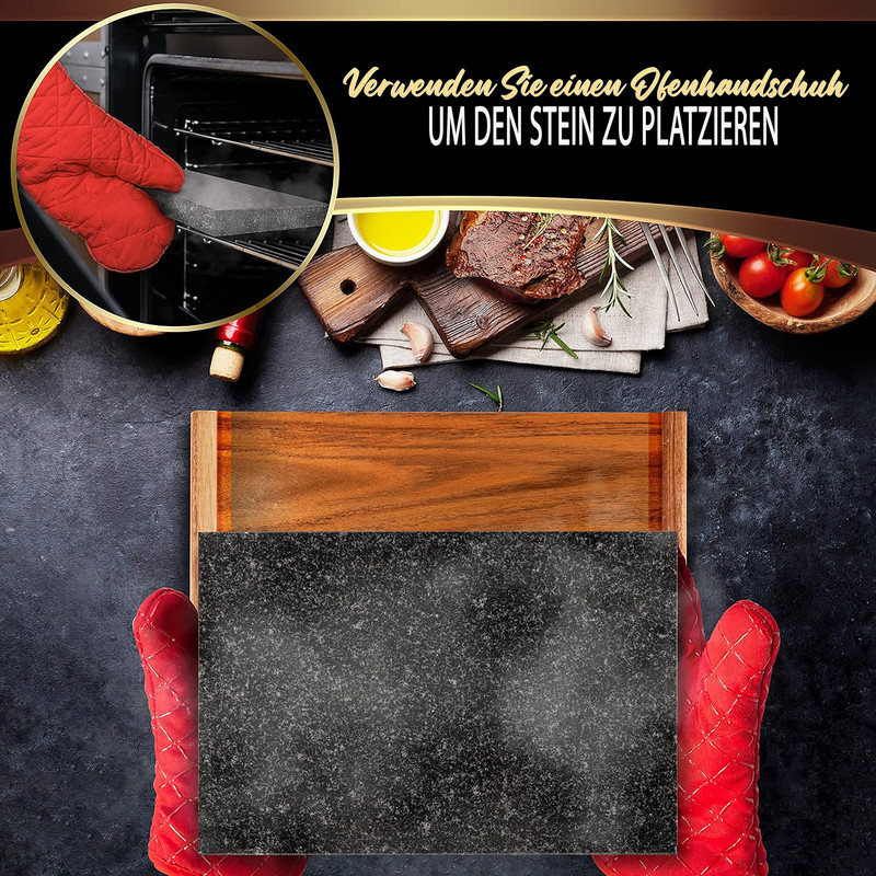 Rote Ofenhandschuhe platzieren einen Stein in einem Ofen. Daneben liegen Fleisch, Olivenöl und Tomaten.