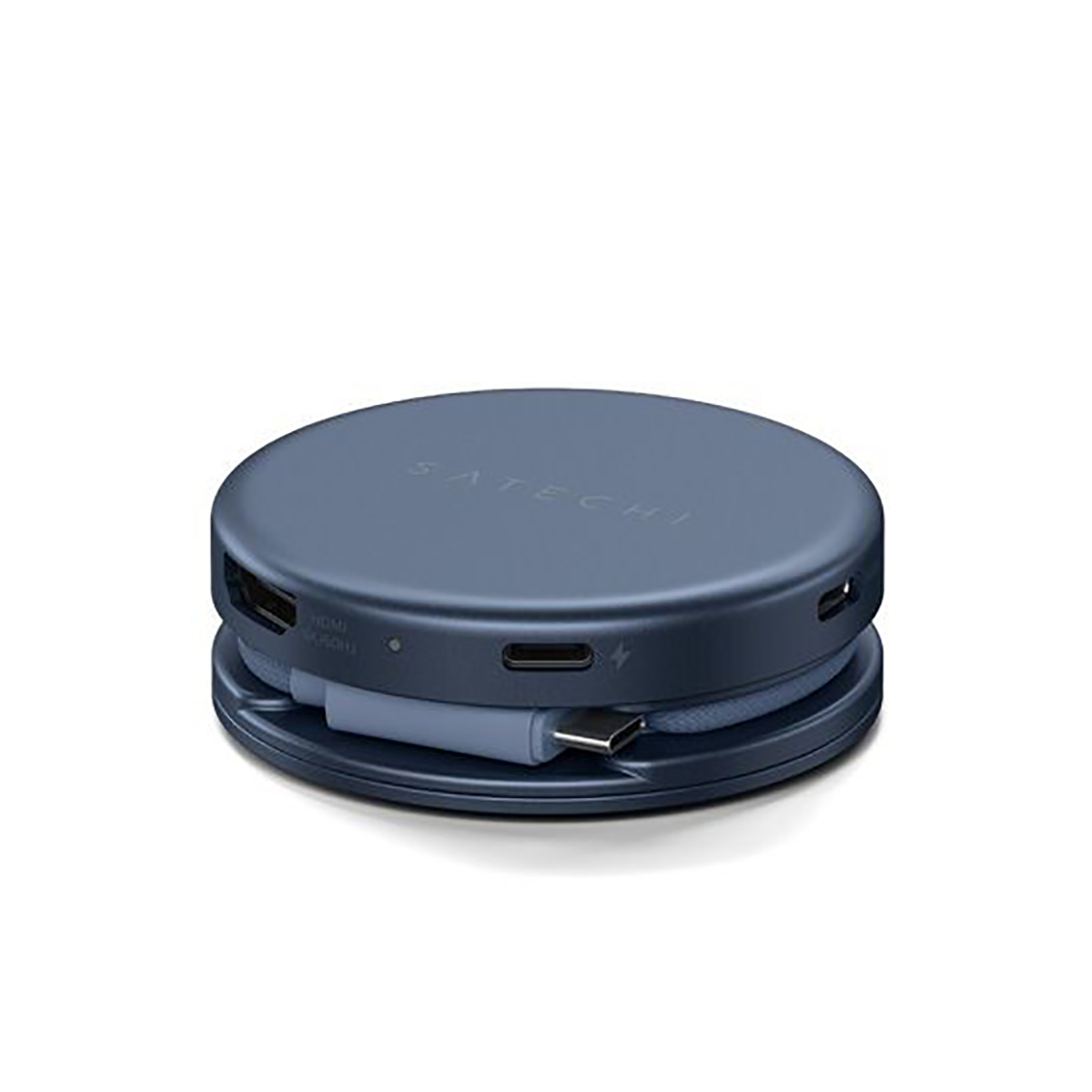 Niebieski hub Satechi USB-C z portami HDMI, USB-C i zwiniętym kablem.