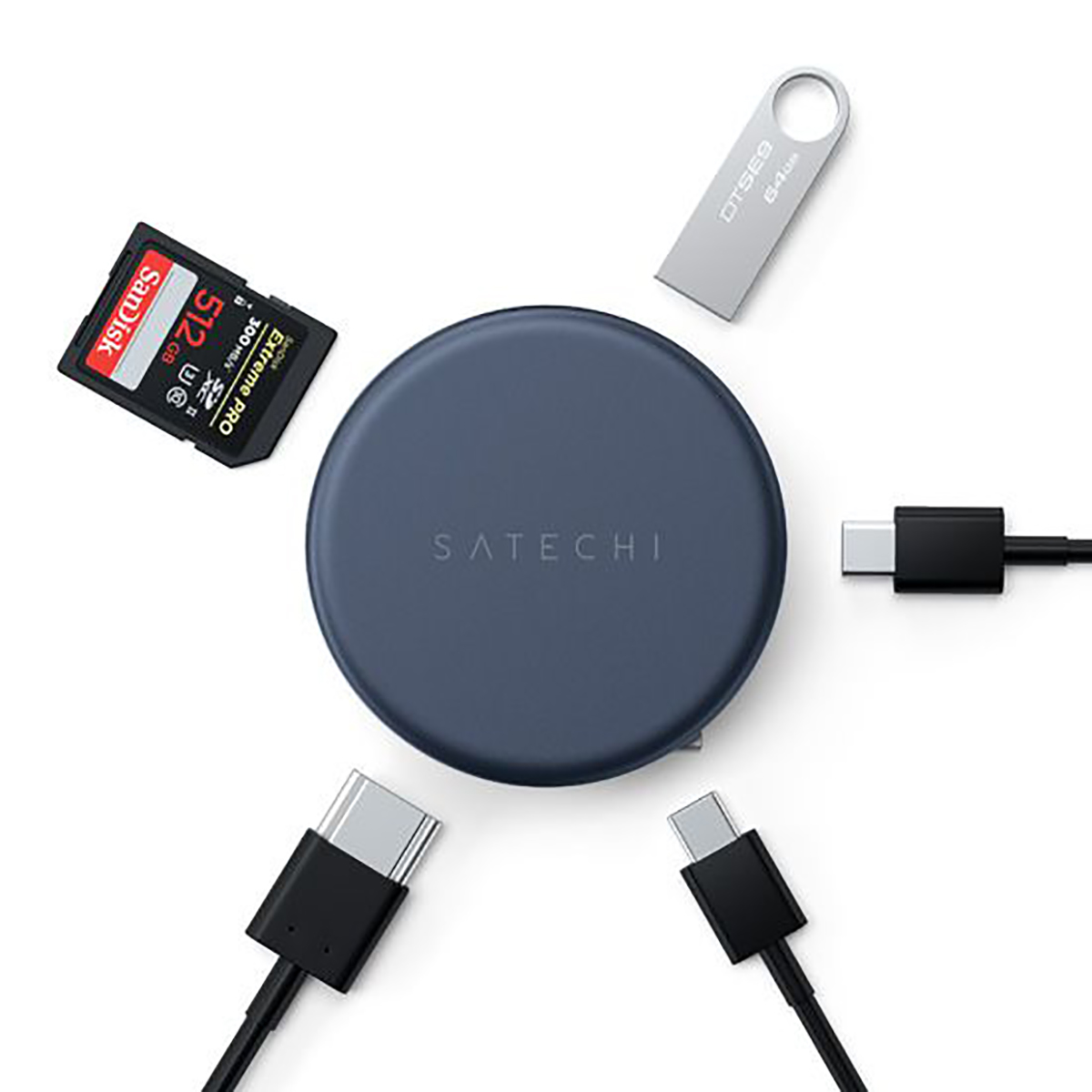 Hub Satechi z pendrive'ami i kartą SD. Zawiera dwa kable USB-C.