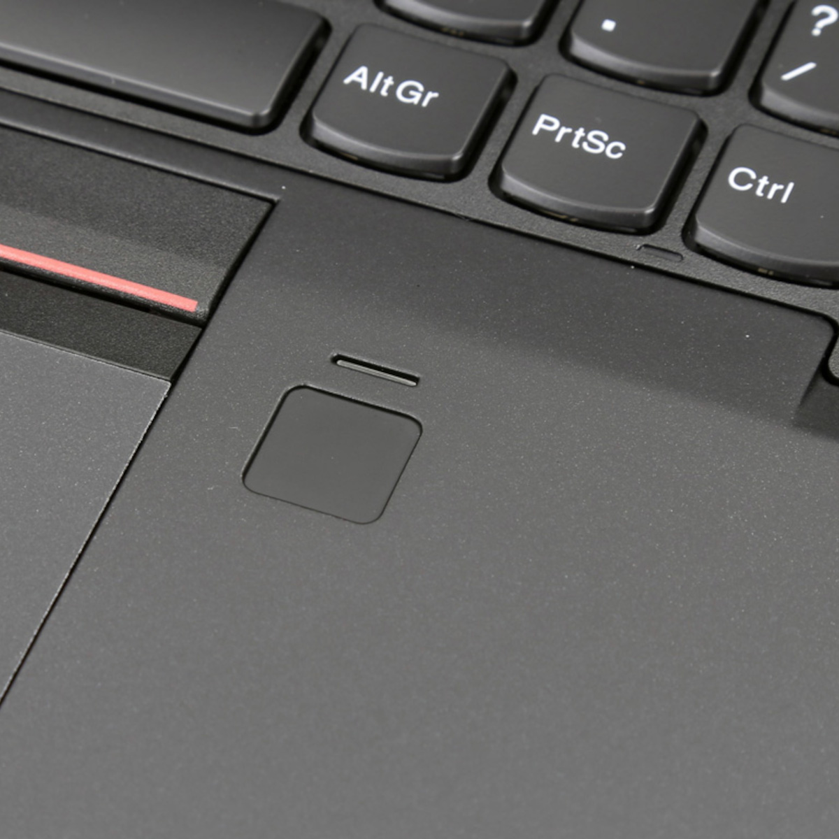 Nahaufnahme einer schwarzen Laptoptastatur mit einem Fingerabdrucksensor.