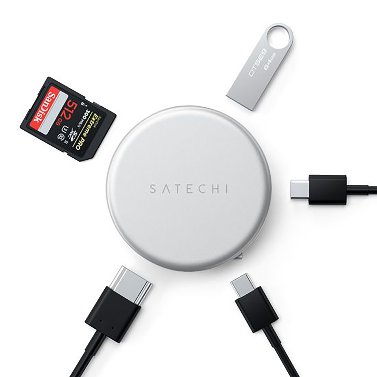 Satechi-Hub mit SD-Karte, USB-Stick und USB-C-Kabeln auf weißem Hintergrund.