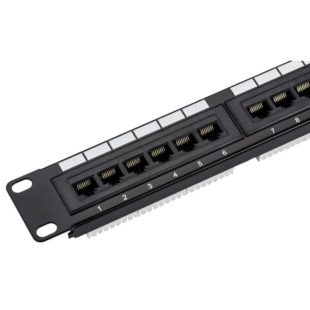 1'den 8'e kadar numaralandırılmış portlara sahip siyah bir patch panel.