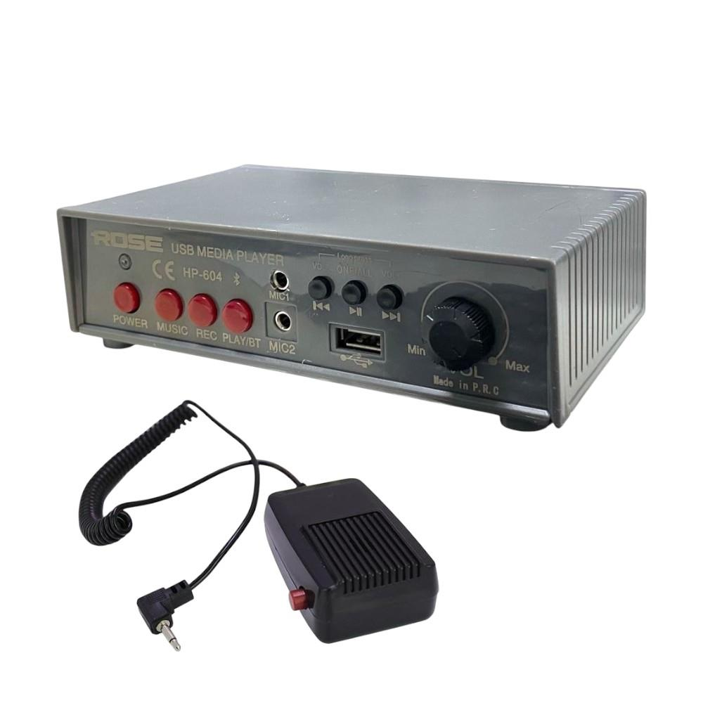 Mikrofonlu ve kontrol düğmeli gri USB medya oynatıcı.