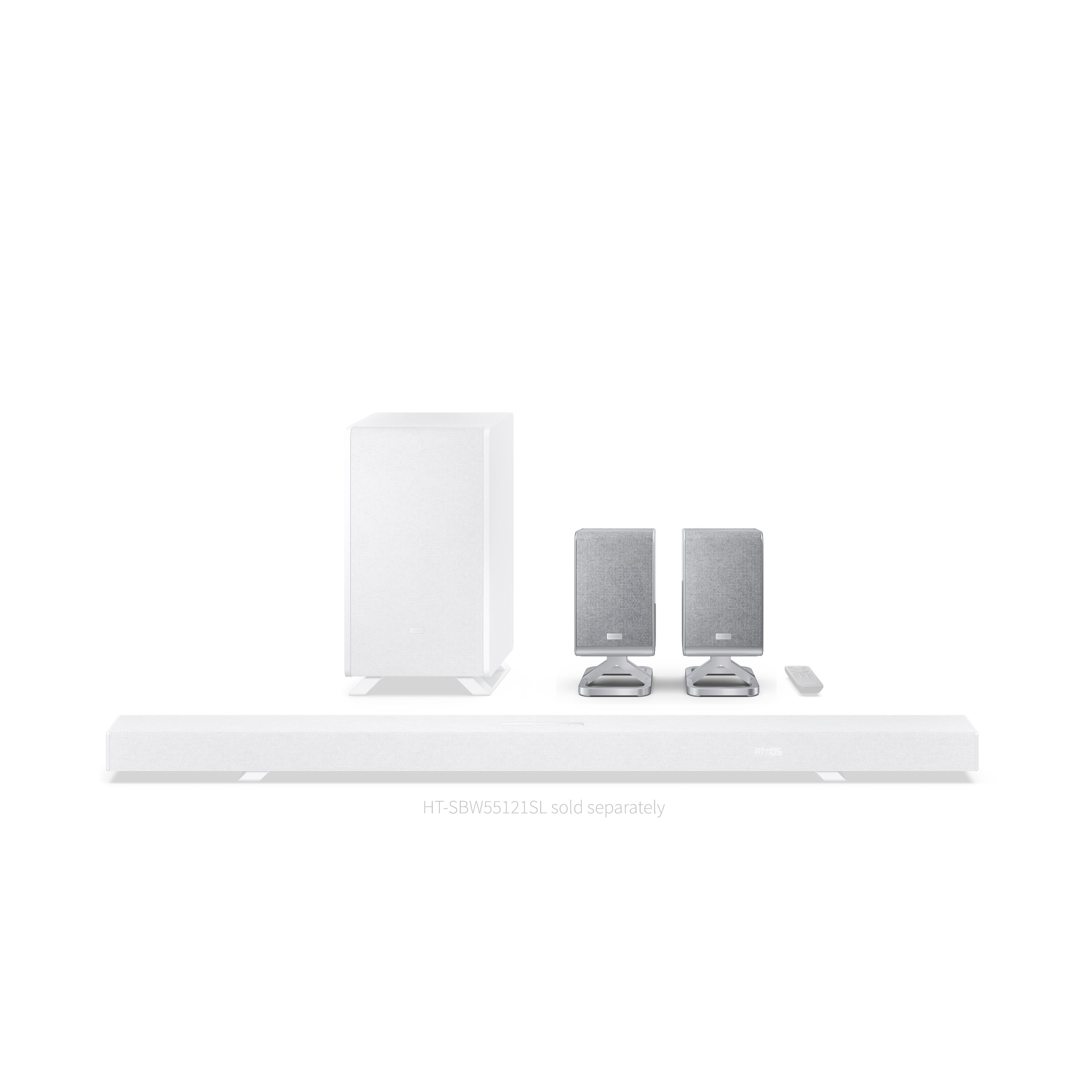 Weiße Lautsprecher, Subwoofer und Fernbedienung auf weißem Hintergrund.