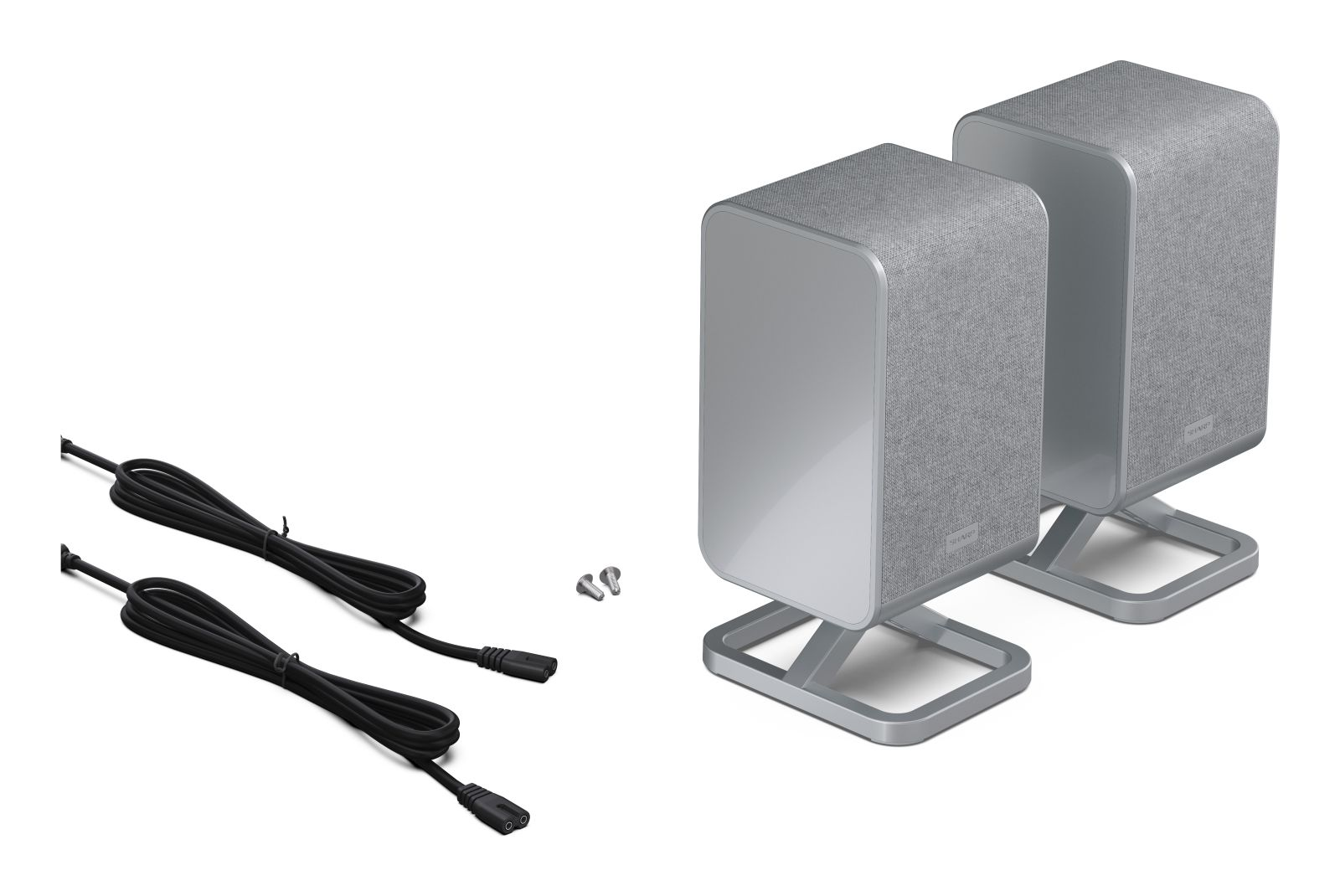 Zwei graue Lautsprecher mit silbernen Ständern, zwei schwarze Kabel und zwei Schrauben.