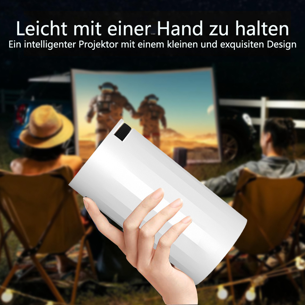 Ein weißer Projektor wird in der Hand gehalten, während zwei Personen einen Film im Freien sehen.