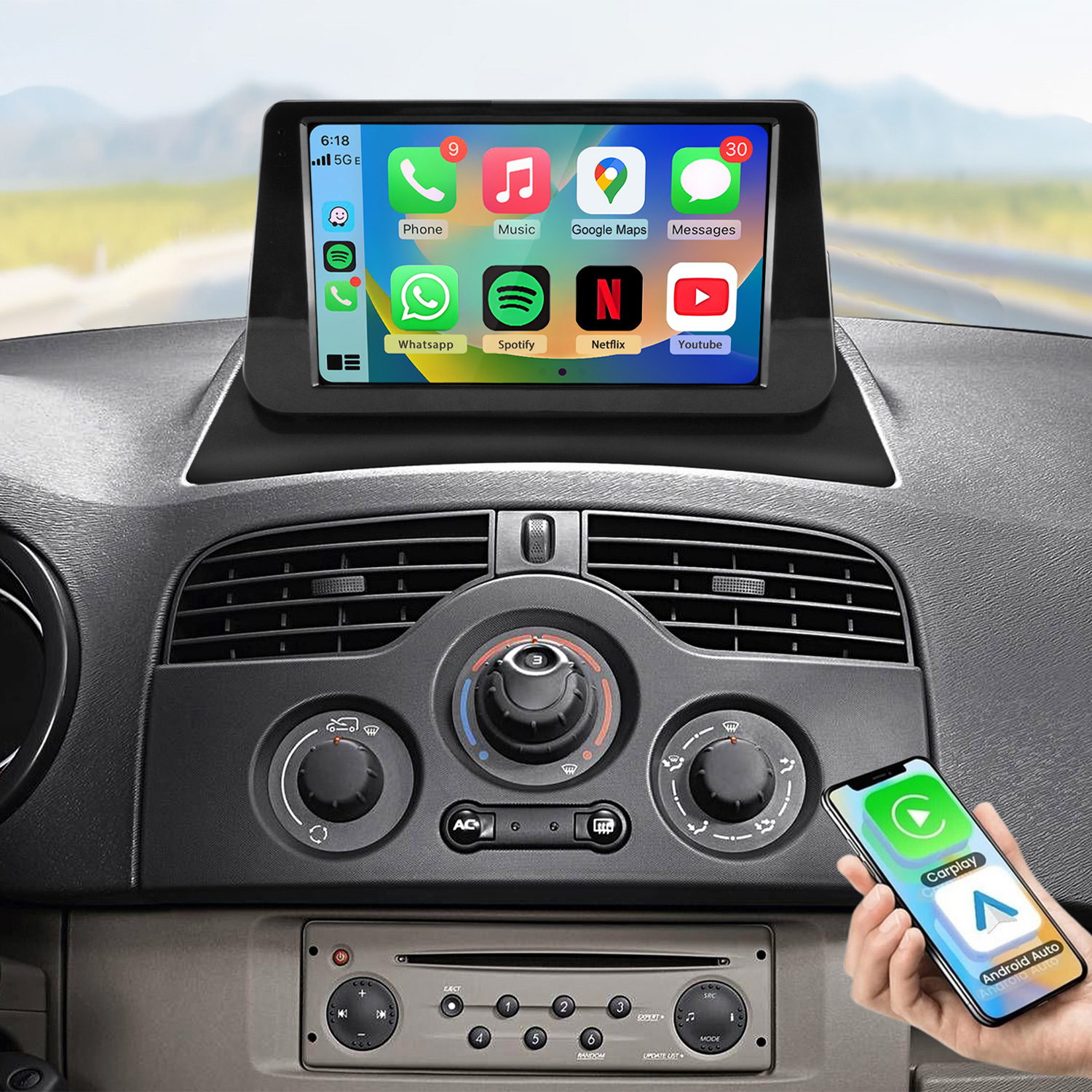 Ein Smartphone mit CarPlay und Android Auto wird neben dem Autoradio gehalten.