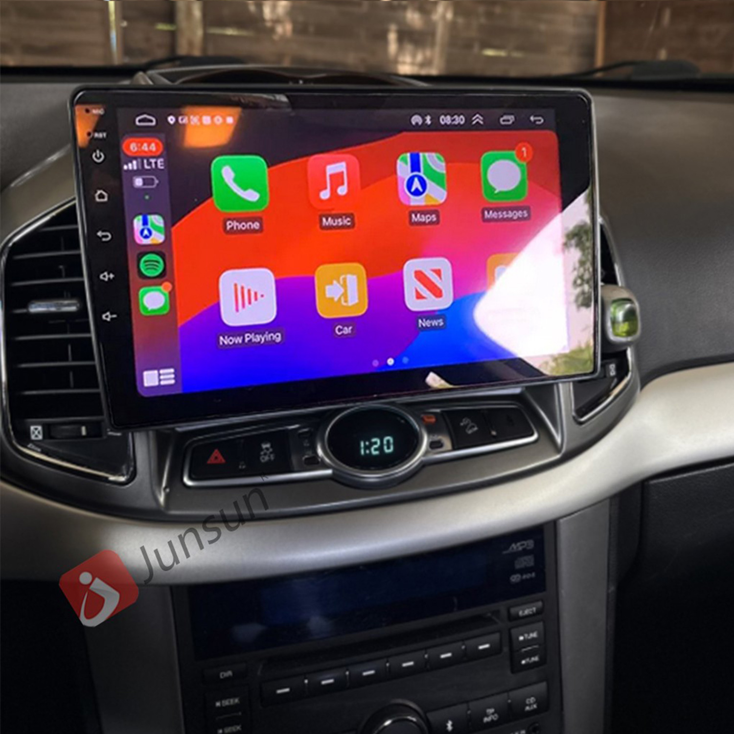 Ein Auto-Infotainment-System mit App-Symbolen auf dem Bildschirm.