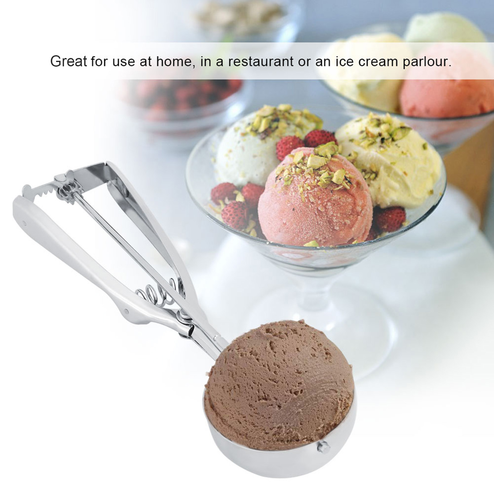 Ein silberner Löffel mit Schokoladeneis, daneben Schalen mit Eiscreme.
