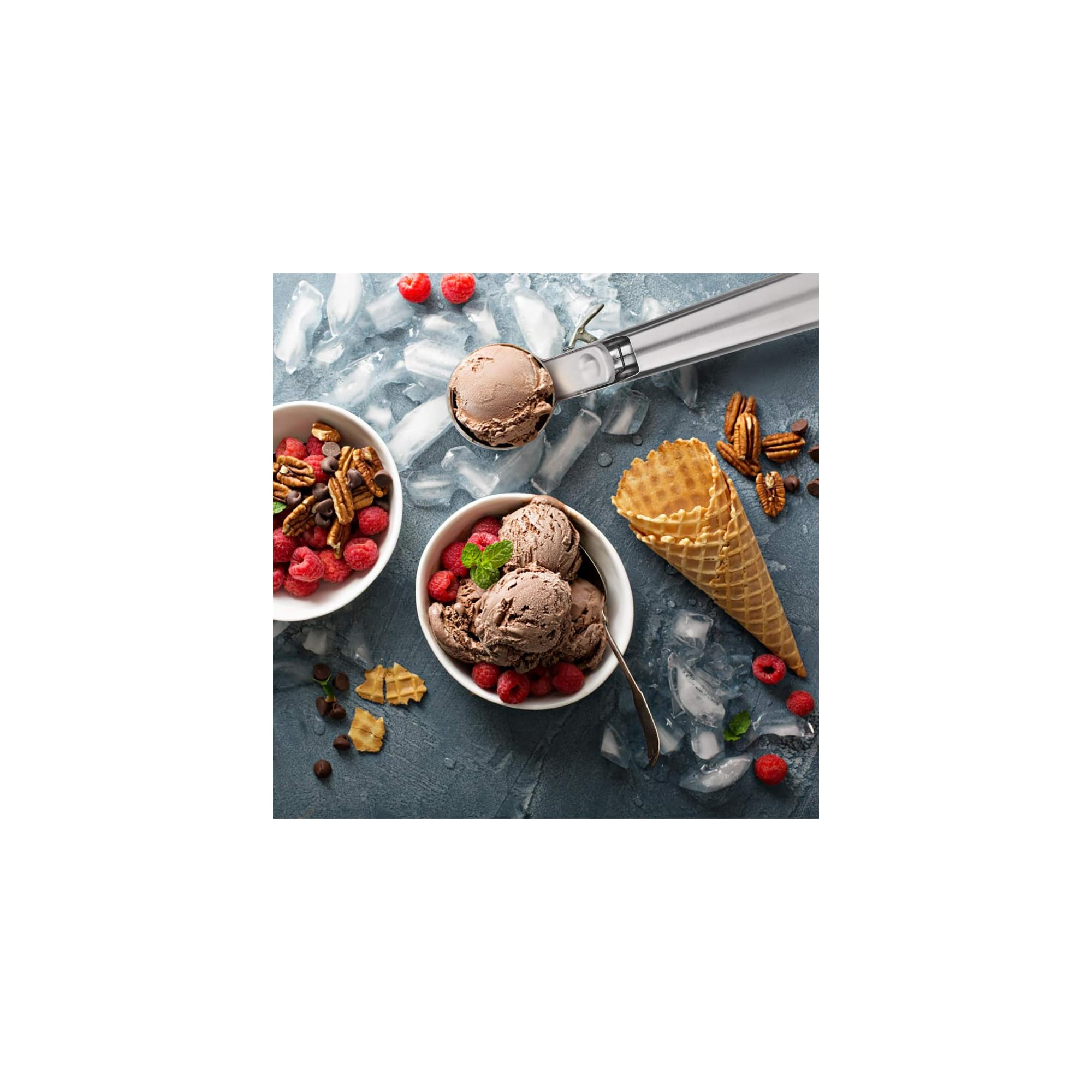 Schokoladeneis in einer Schüssel mit Himbeeren, Nüssen und Waffelhörnchen.