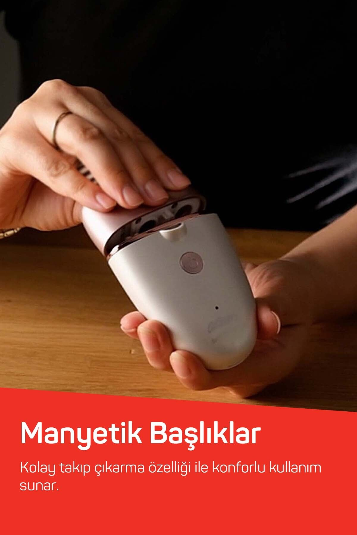 Bir el, beyaz ve pembe bir cihazı açıyor.