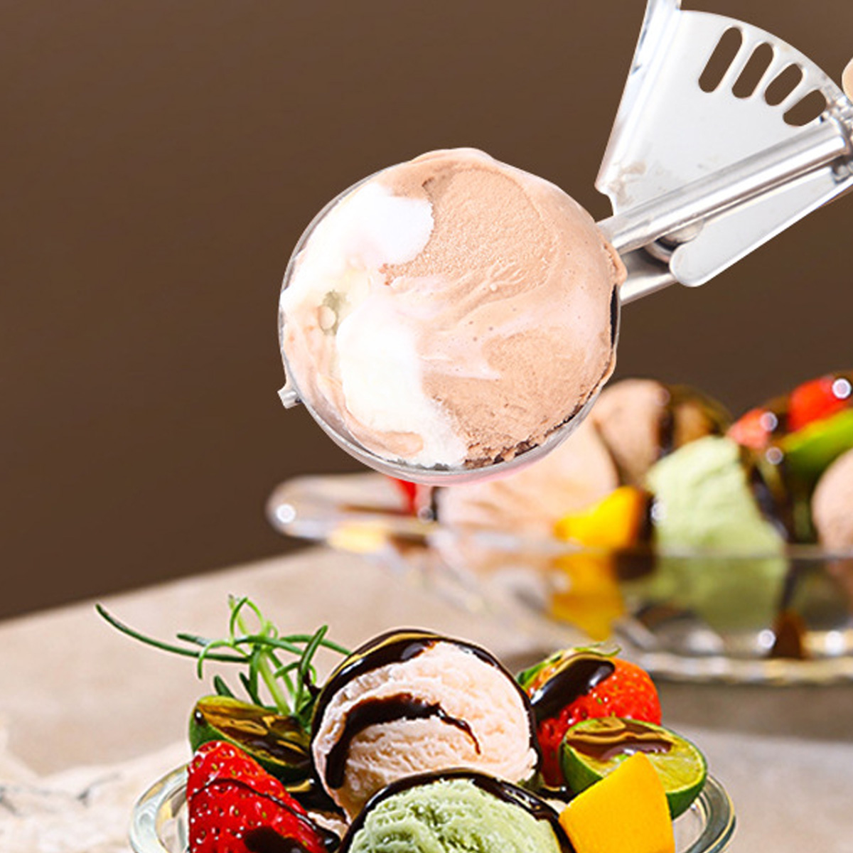 Eiskugel wird in Schale mit Früchten und Eis serviert.