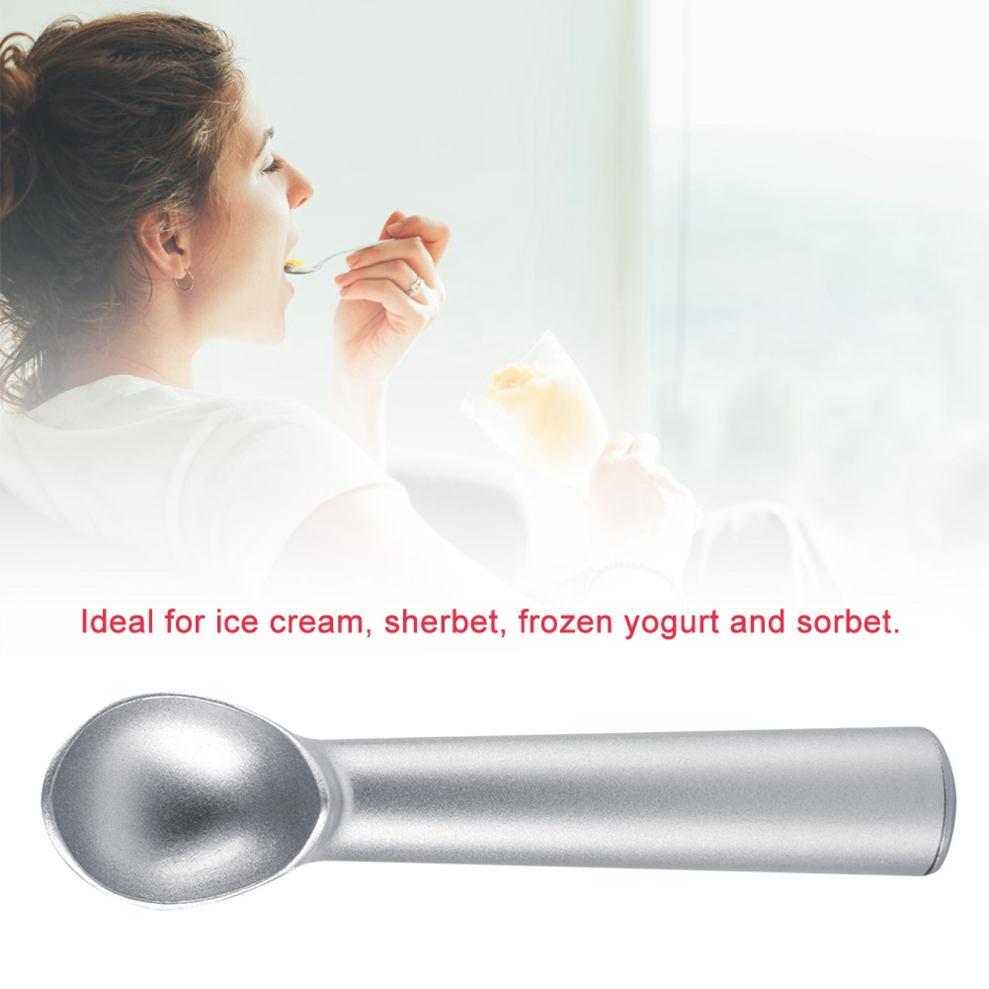 Eine Frau isst Eiscreme. Daneben ein silberner Löffel.