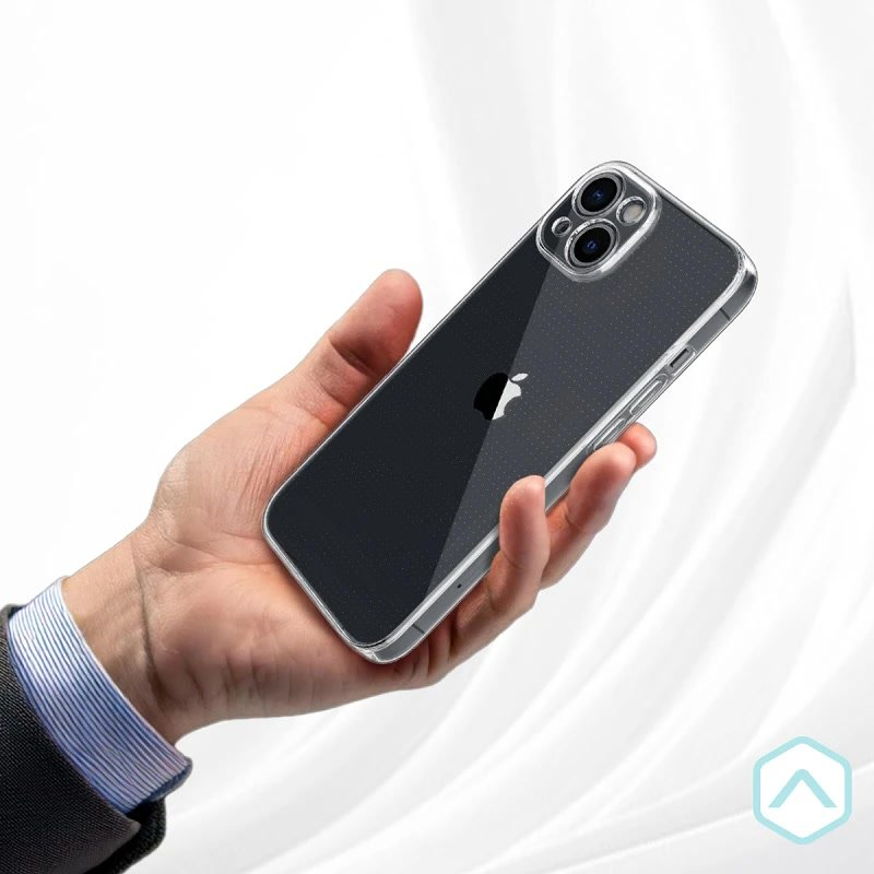 Una mano con traje sostiene una funda transparente para iPhone con un teléfono dentro.