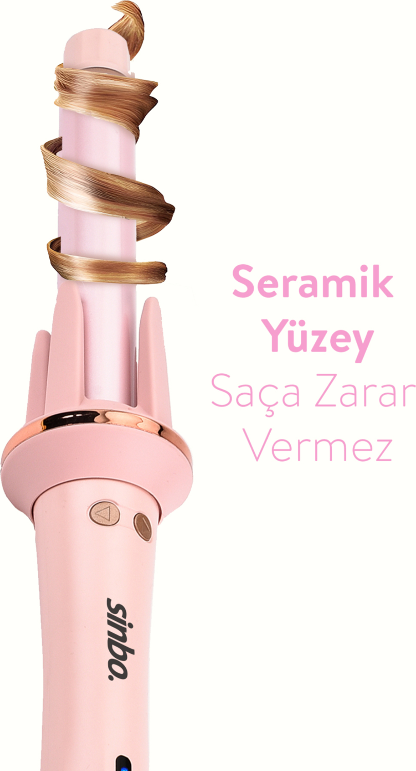Etrafına sarılmış sarı saçları olan pembe saç maşası.