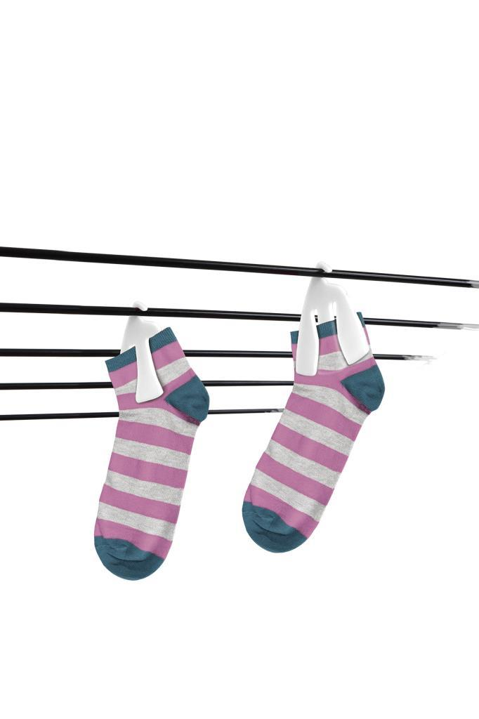Mavi uçlu, pembe-gri çizgili iki çorap çamaşır ipinde asılı.